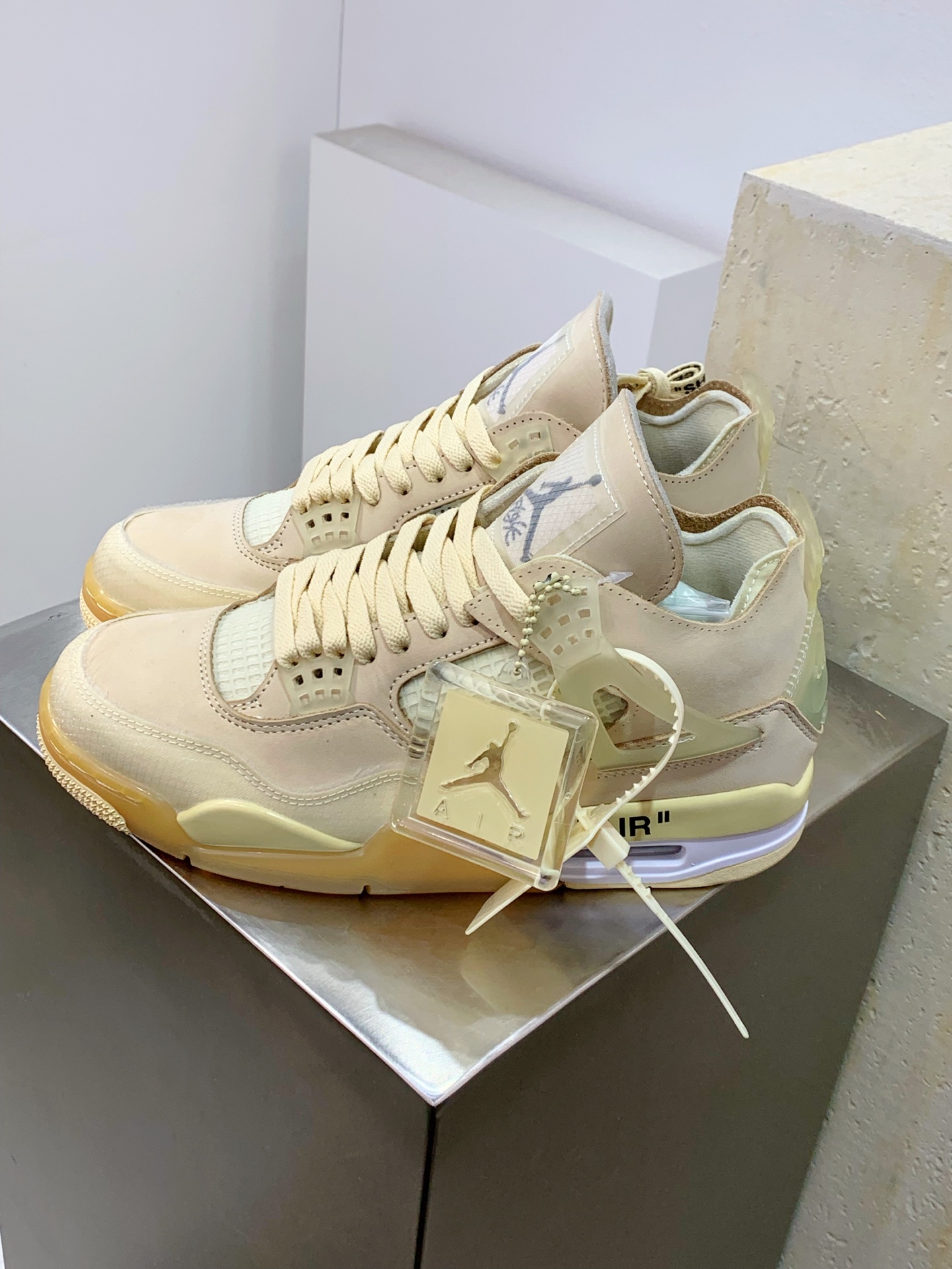 Air Jordan 4 White / Grey detail view 8