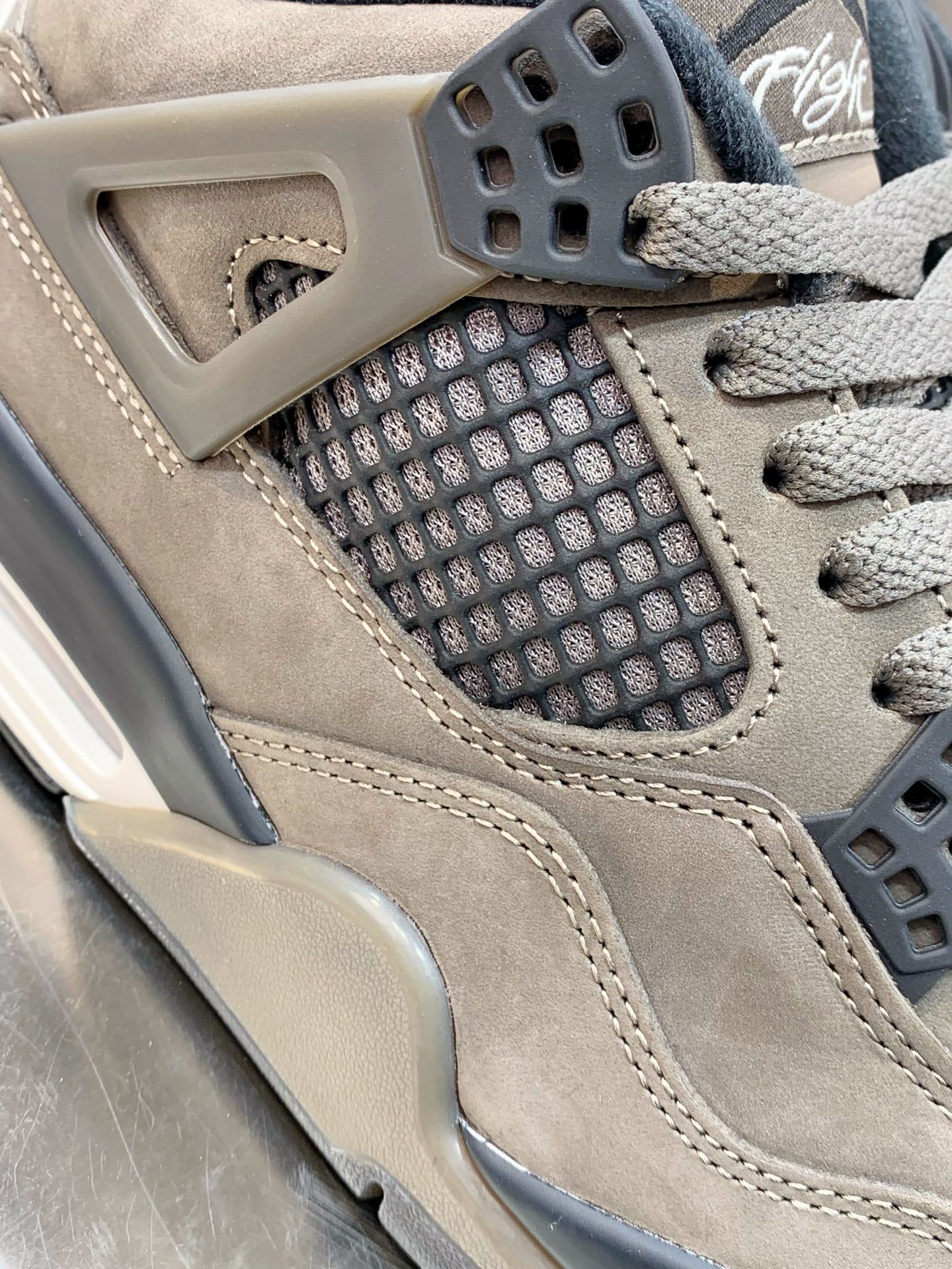Air Jordan 4 White / Grey detail view 1