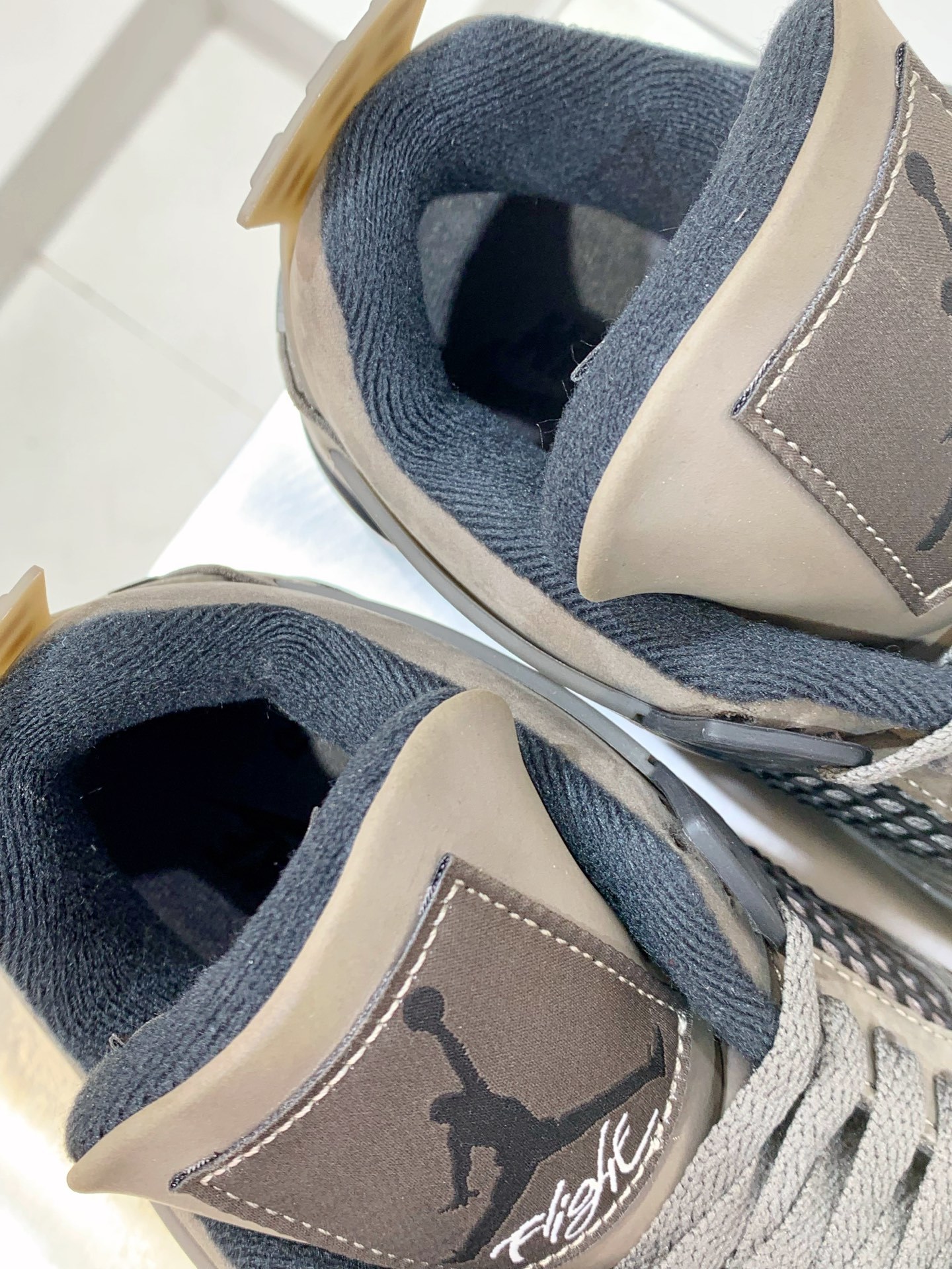 Air Jordan 4 White / Grey detail view 2