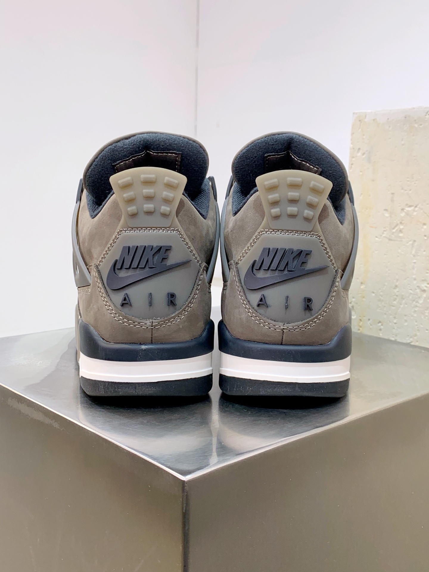 Air Jordan 4 White / Grey detail view 3