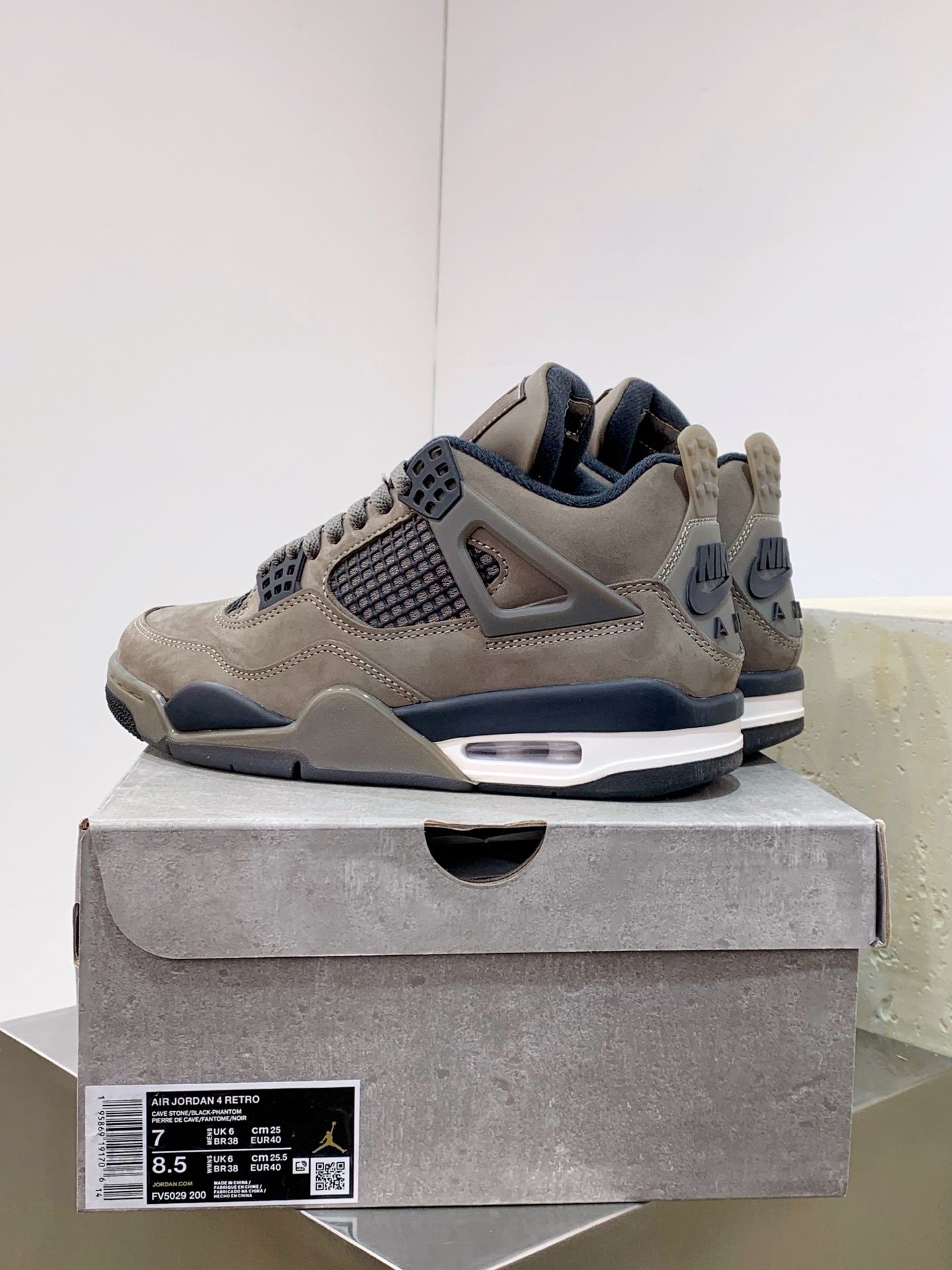 Air Jordan 4 White / Grey detail view 4