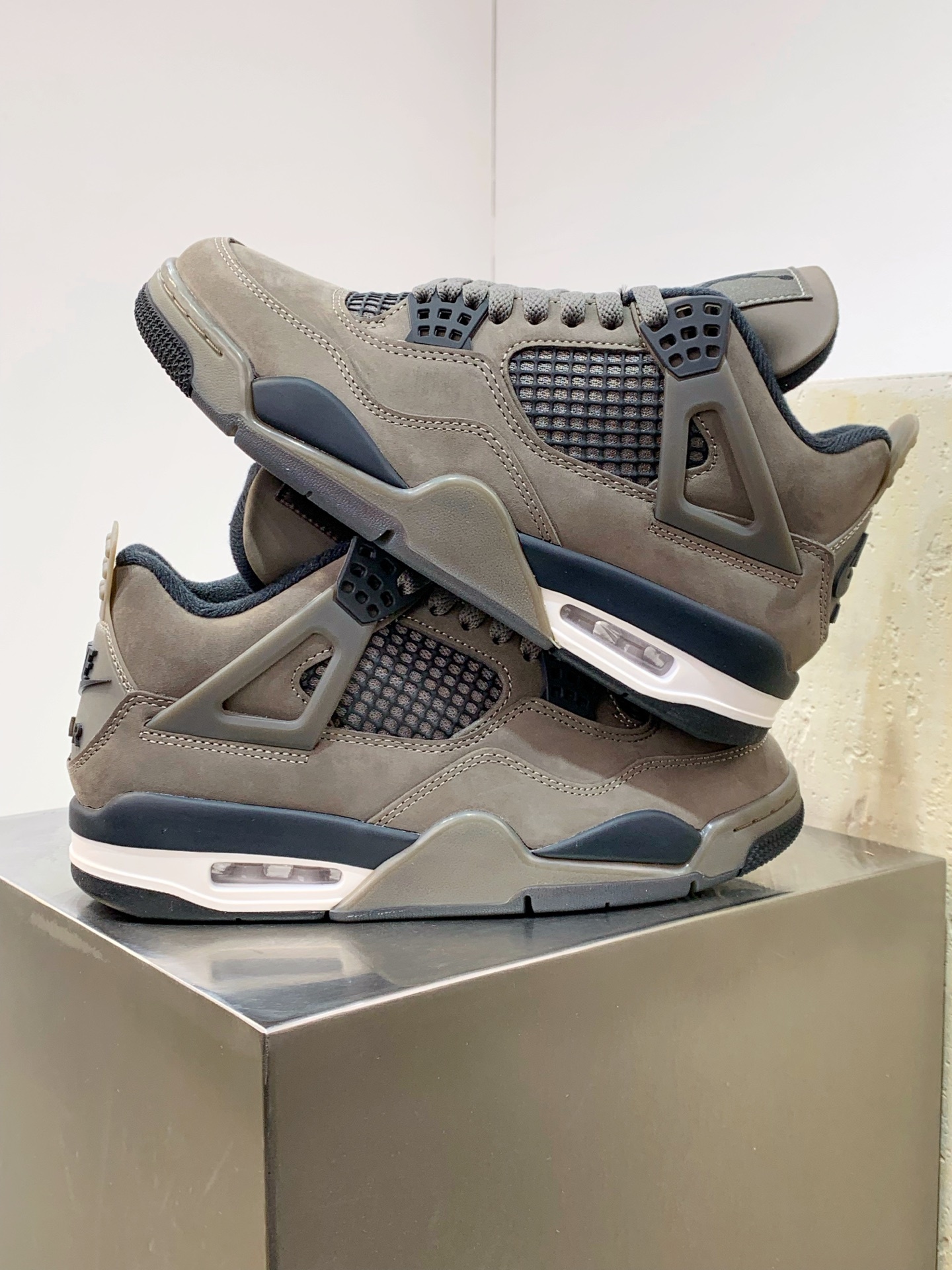 Air Jordan 4 White / Grey detail view 5