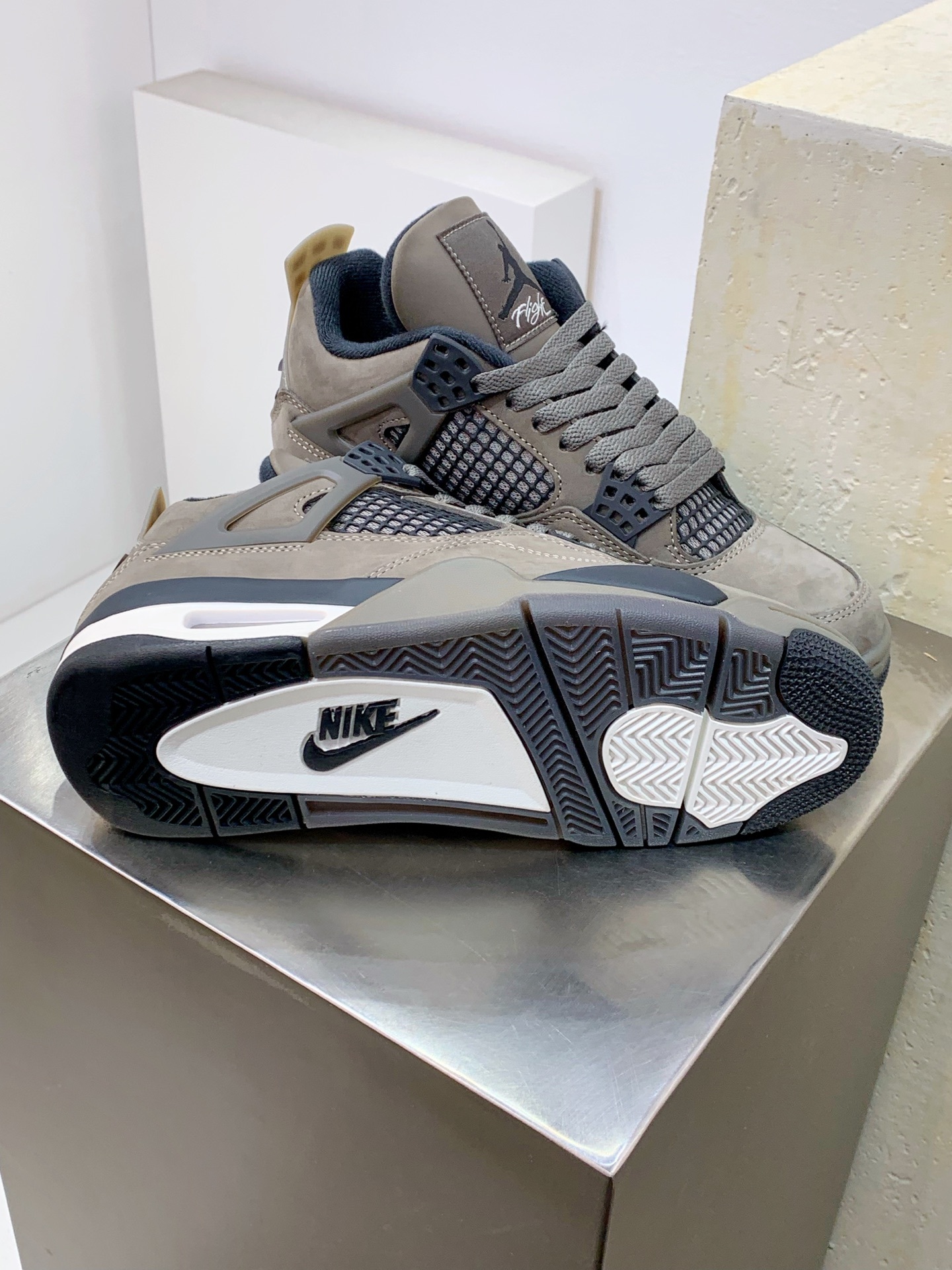 Air Jordan 4 White / Grey detail view 6