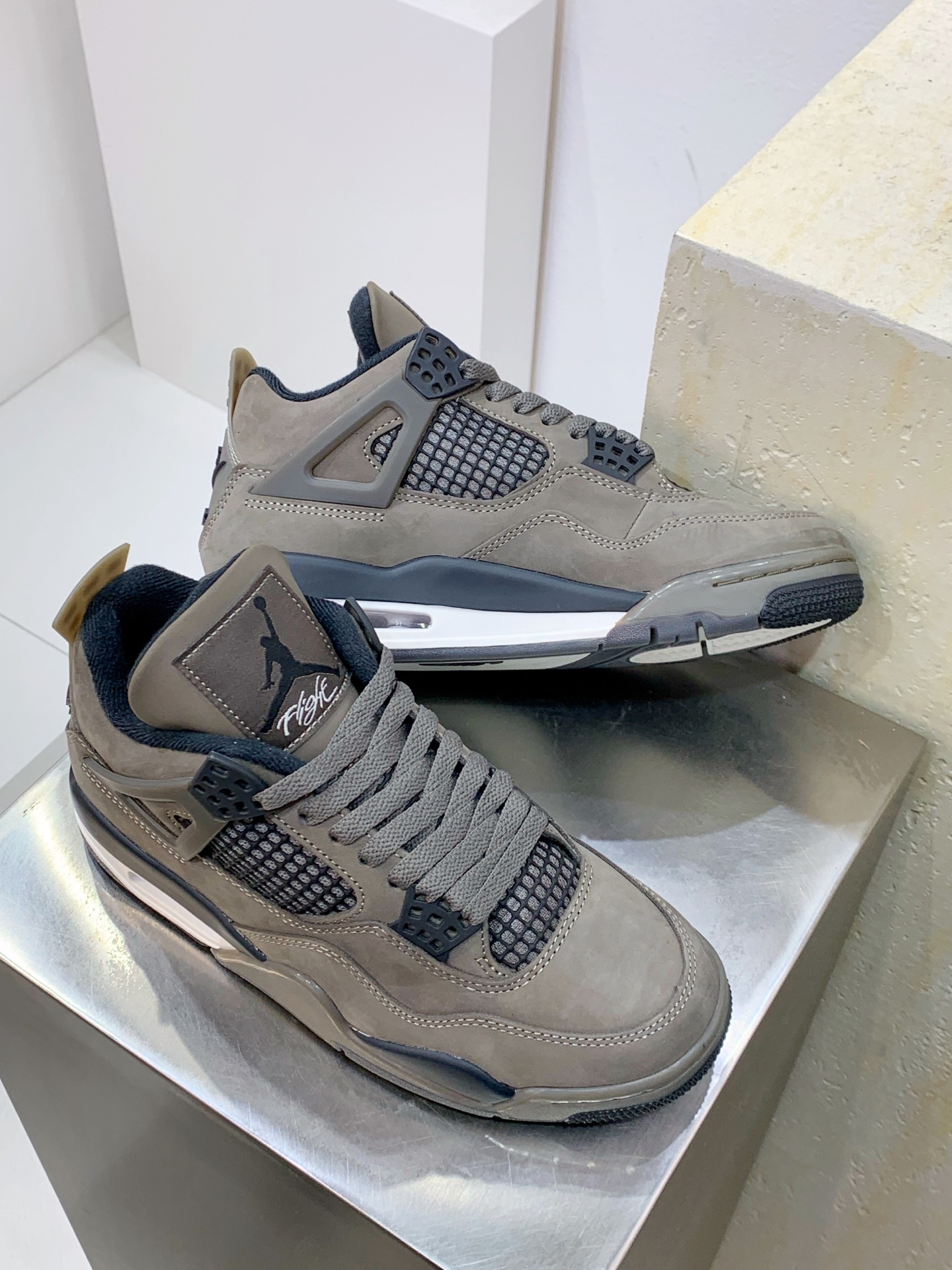 Air Jordan 4 White / Grey detail view 7