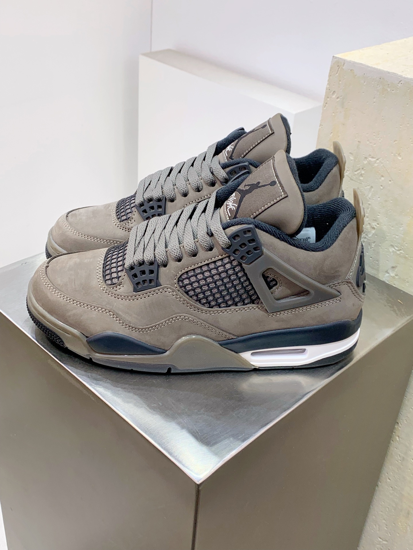 Air Jordan 4 White / Grey detail view 8