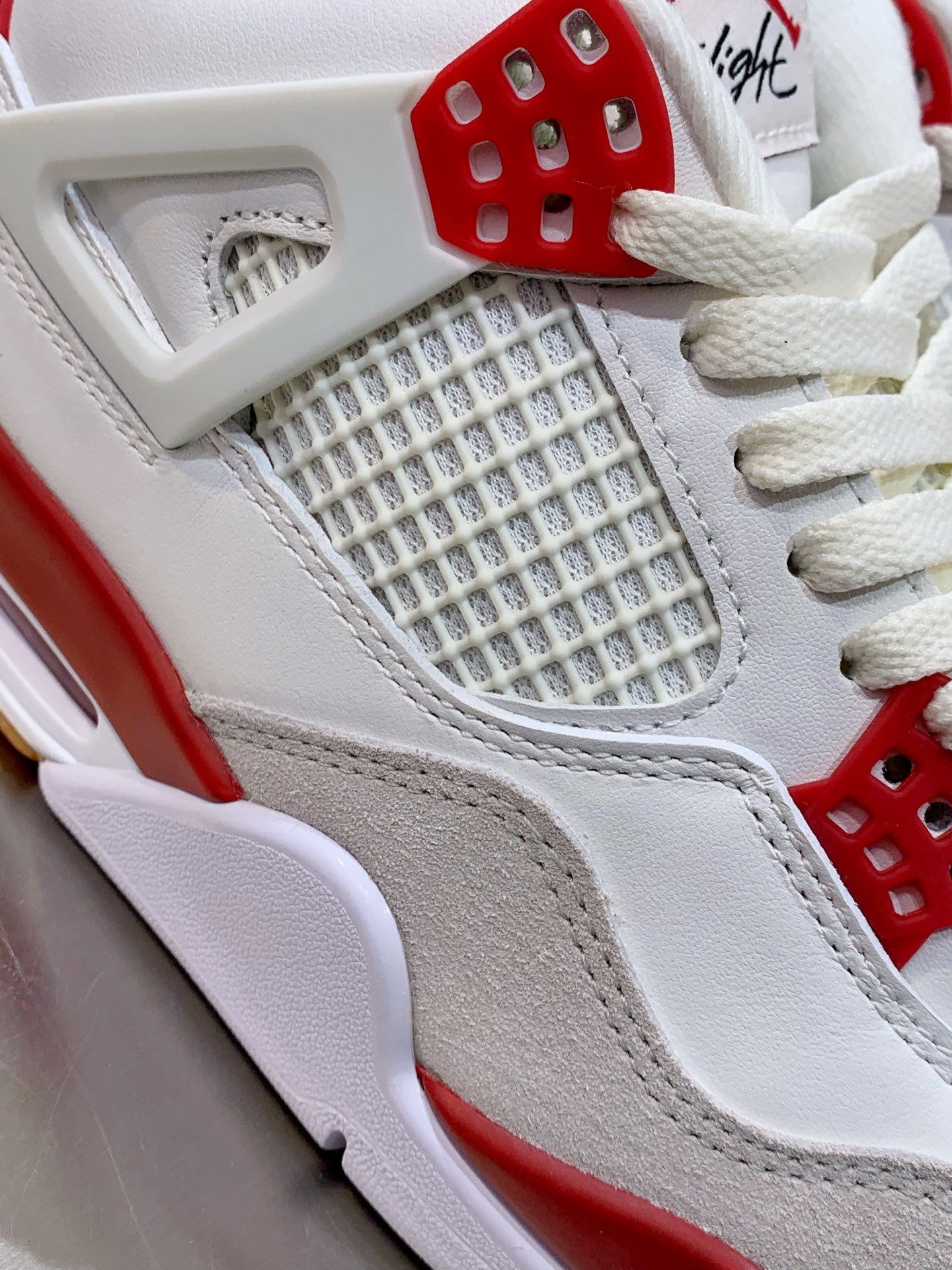 Air Jordan 4 White / Grey detail view 1