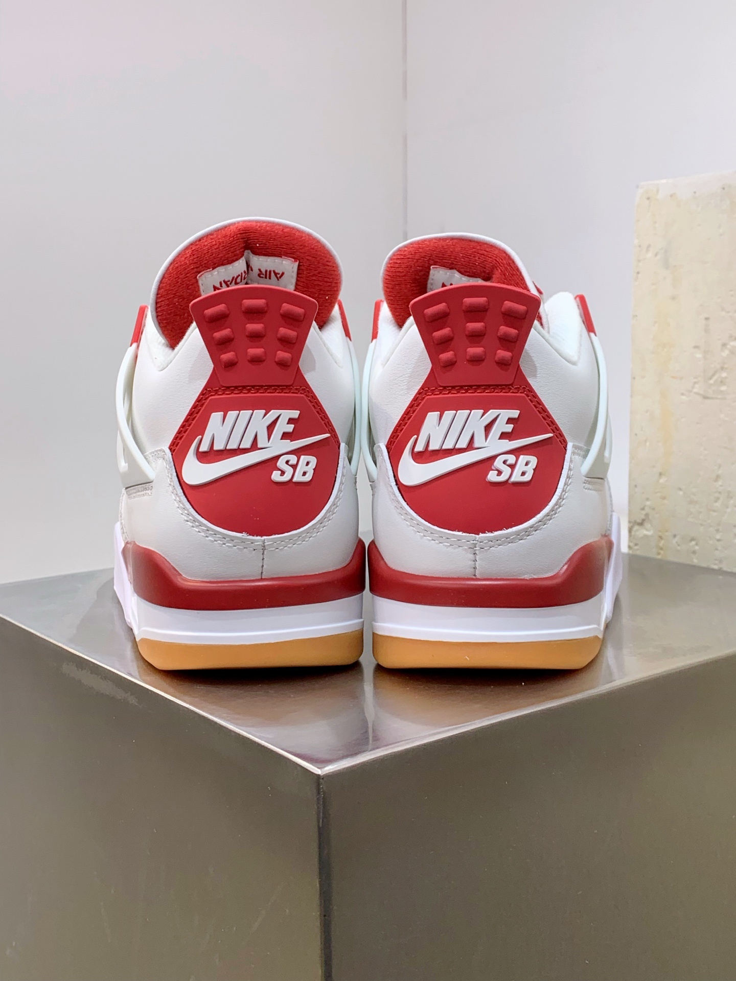 Air Jordan 4 White / Grey detail view 3