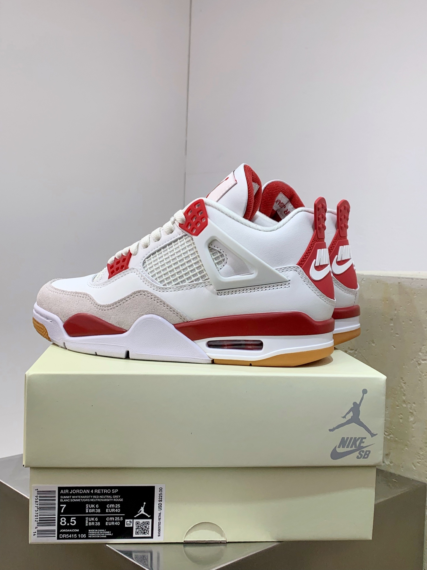 Air Jordan 4 White / Grey detail view 4