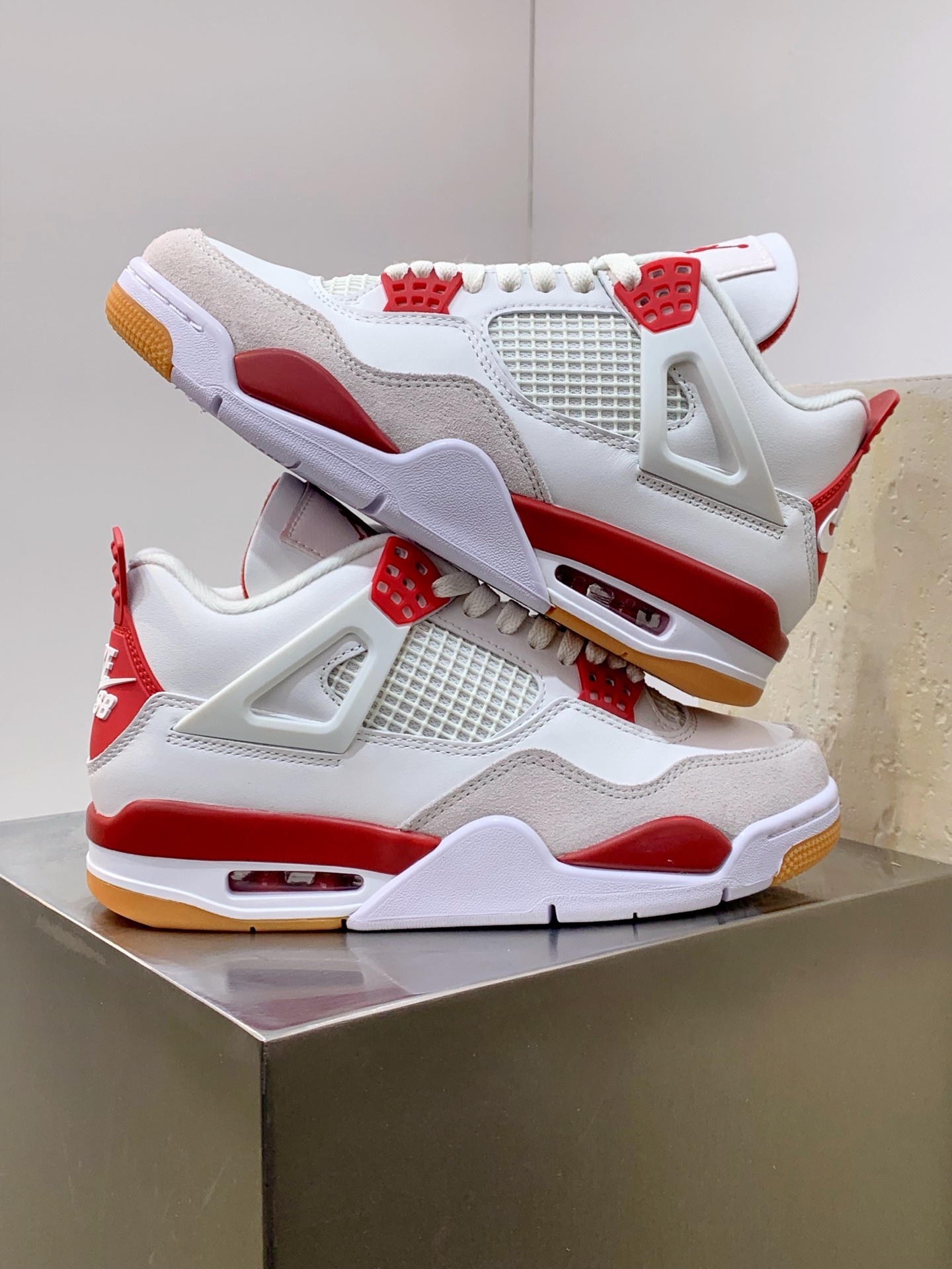 Air Jordan 4 White / Grey detail view 5