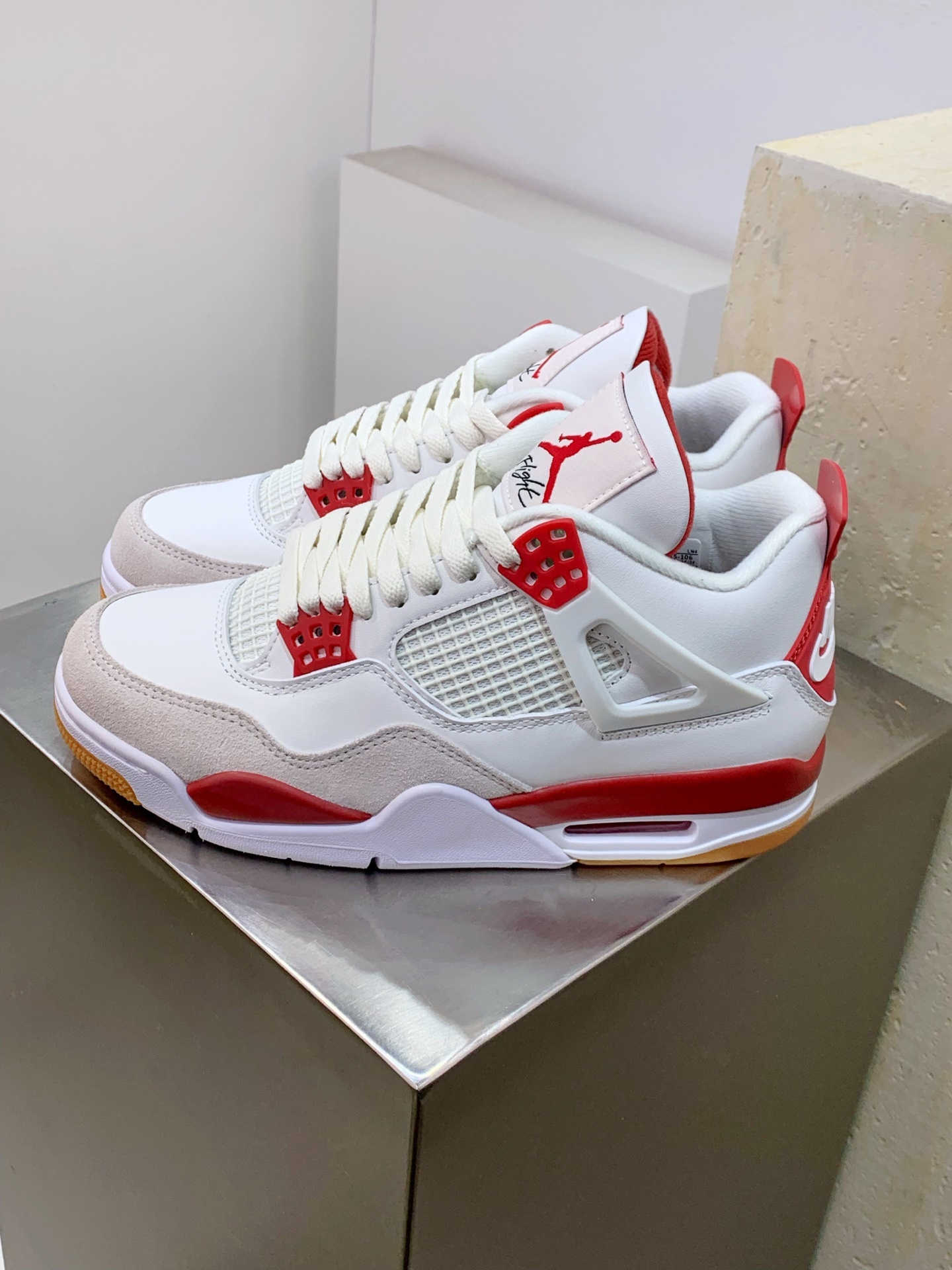 Air Jordan 4 White / Grey detail view 8