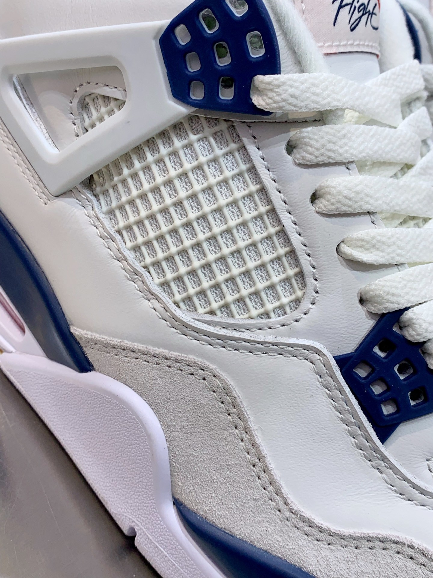 Air Jordan 4 White / Grey detail view 1