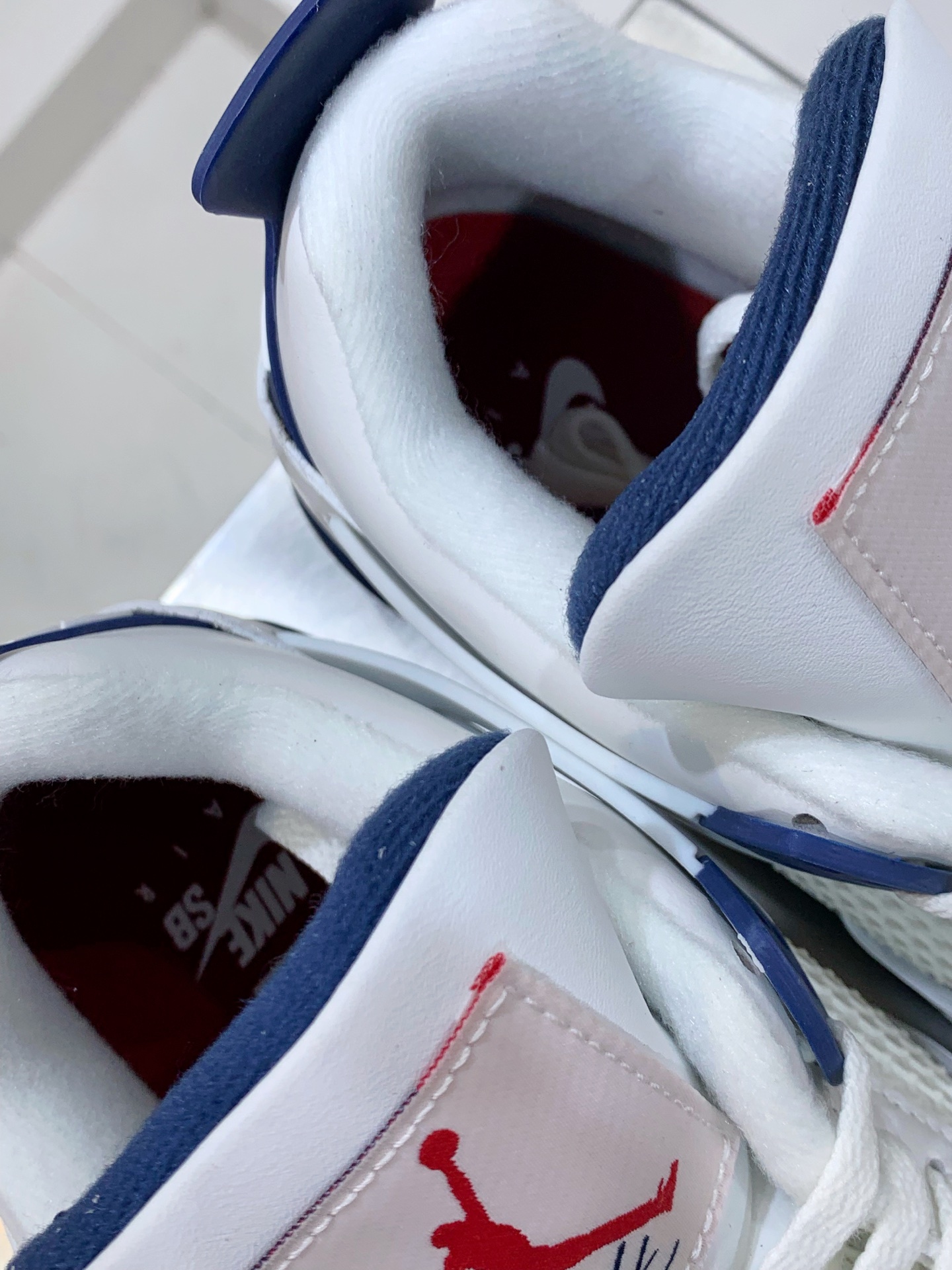 Air Jordan 4 White / Grey detail view 2