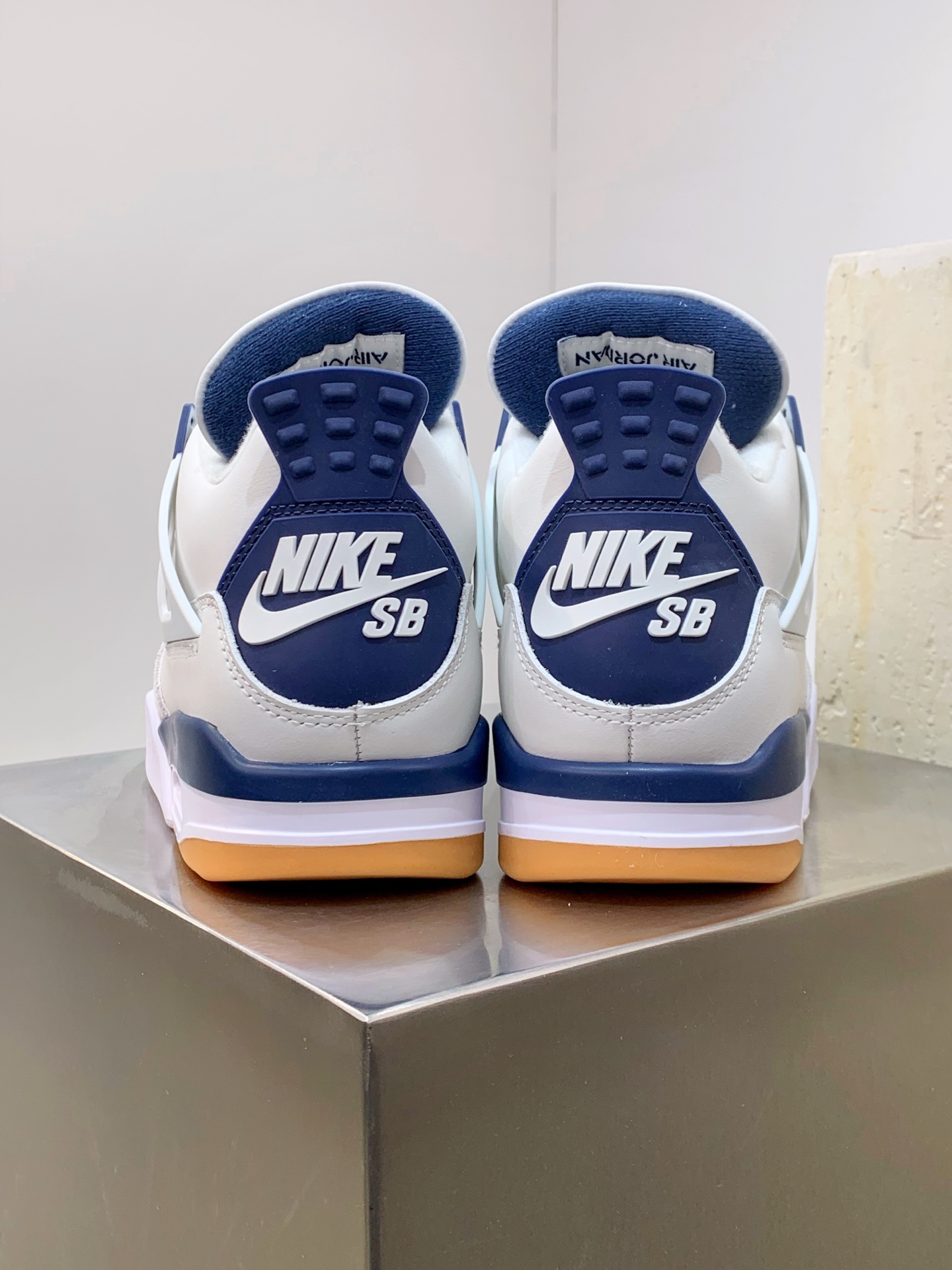 Air Jordan 4 White / Grey detail view 3