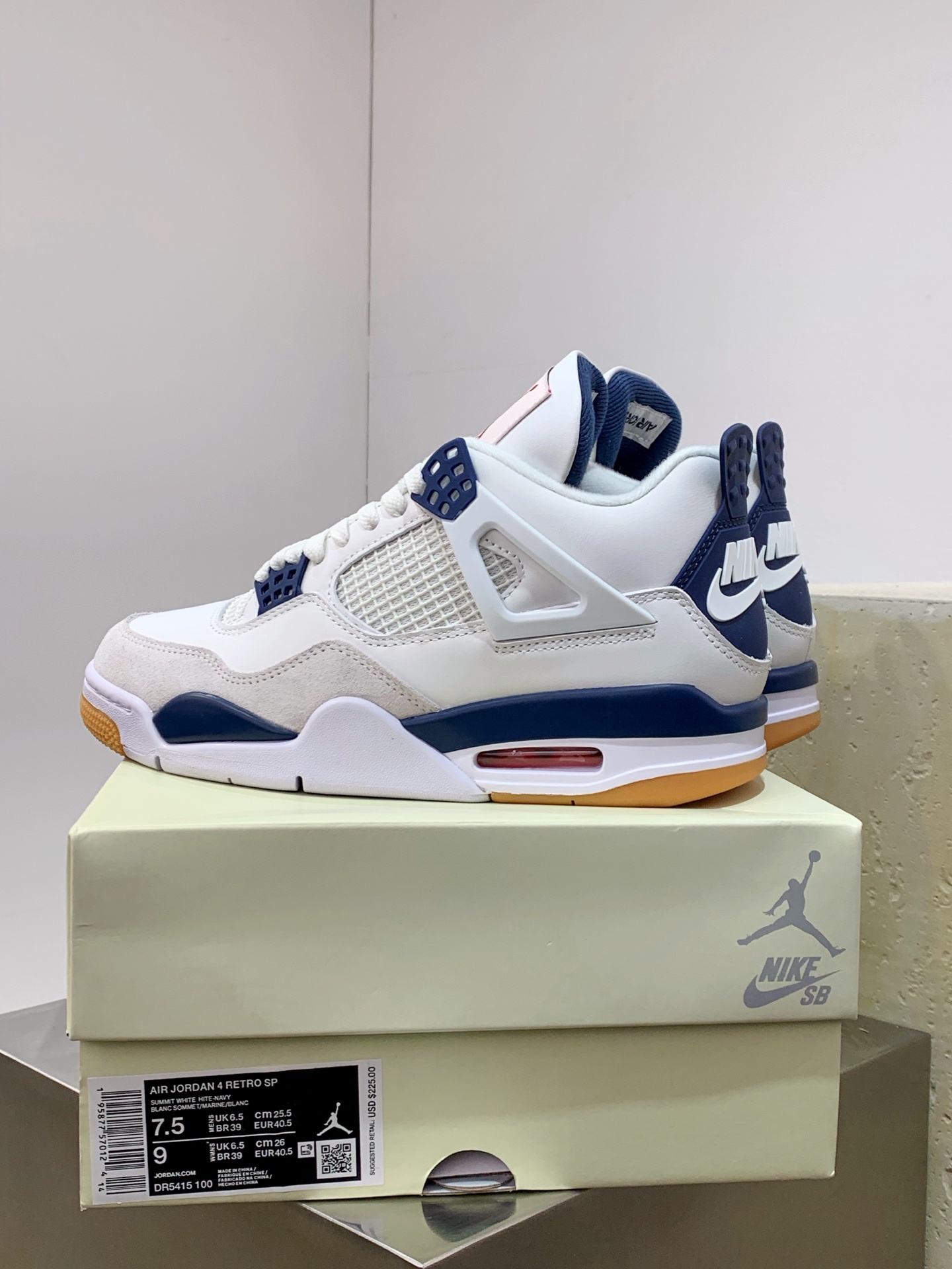 Air Jordan 4 White / Grey detail view 4