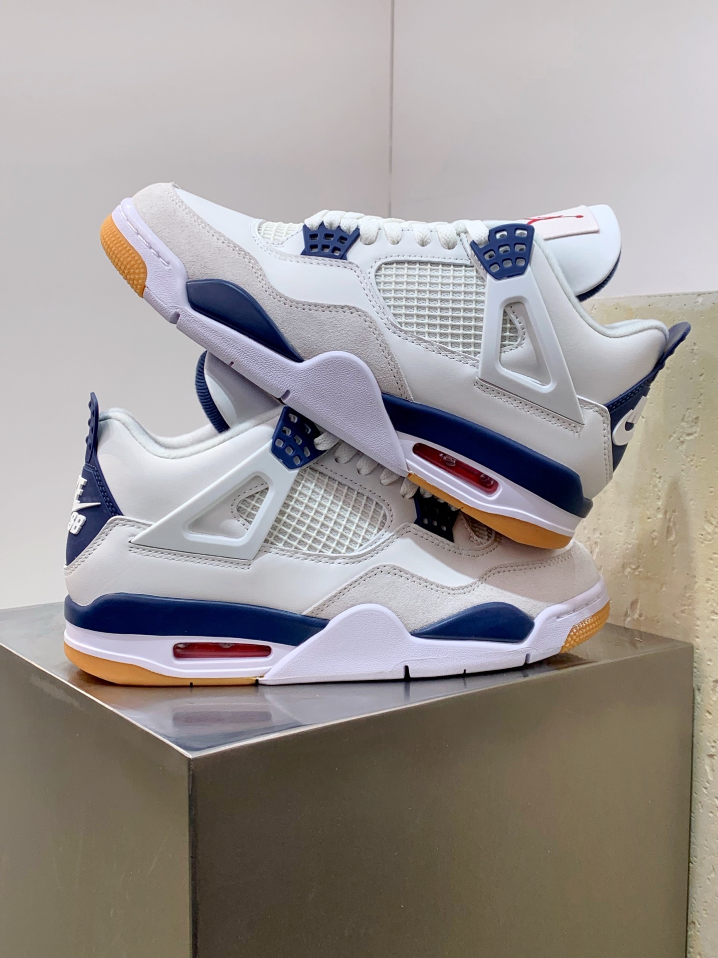 Air Jordan 4 White / Grey detail view 5