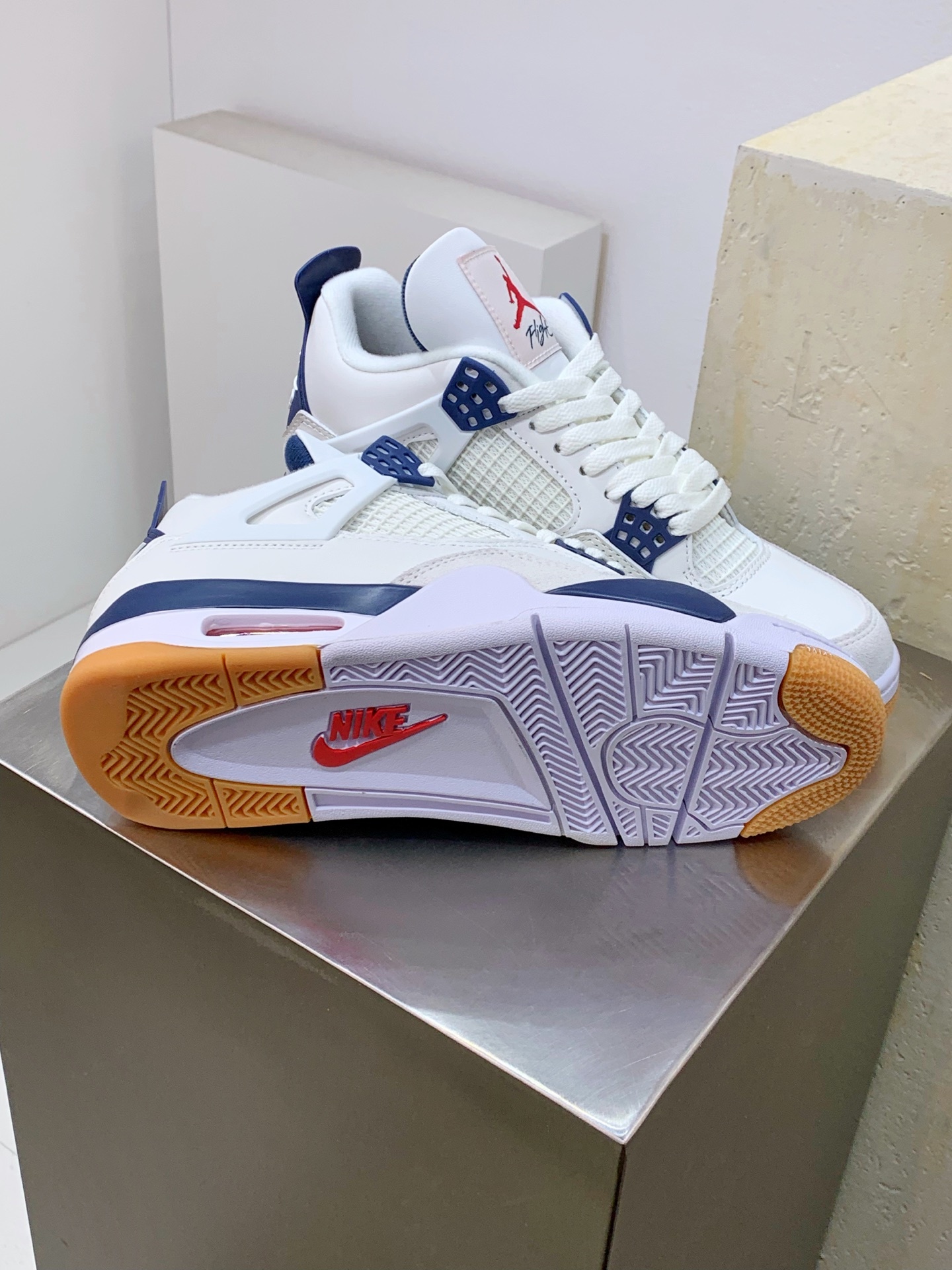 Air Jordan 4 White / Grey detail view 6