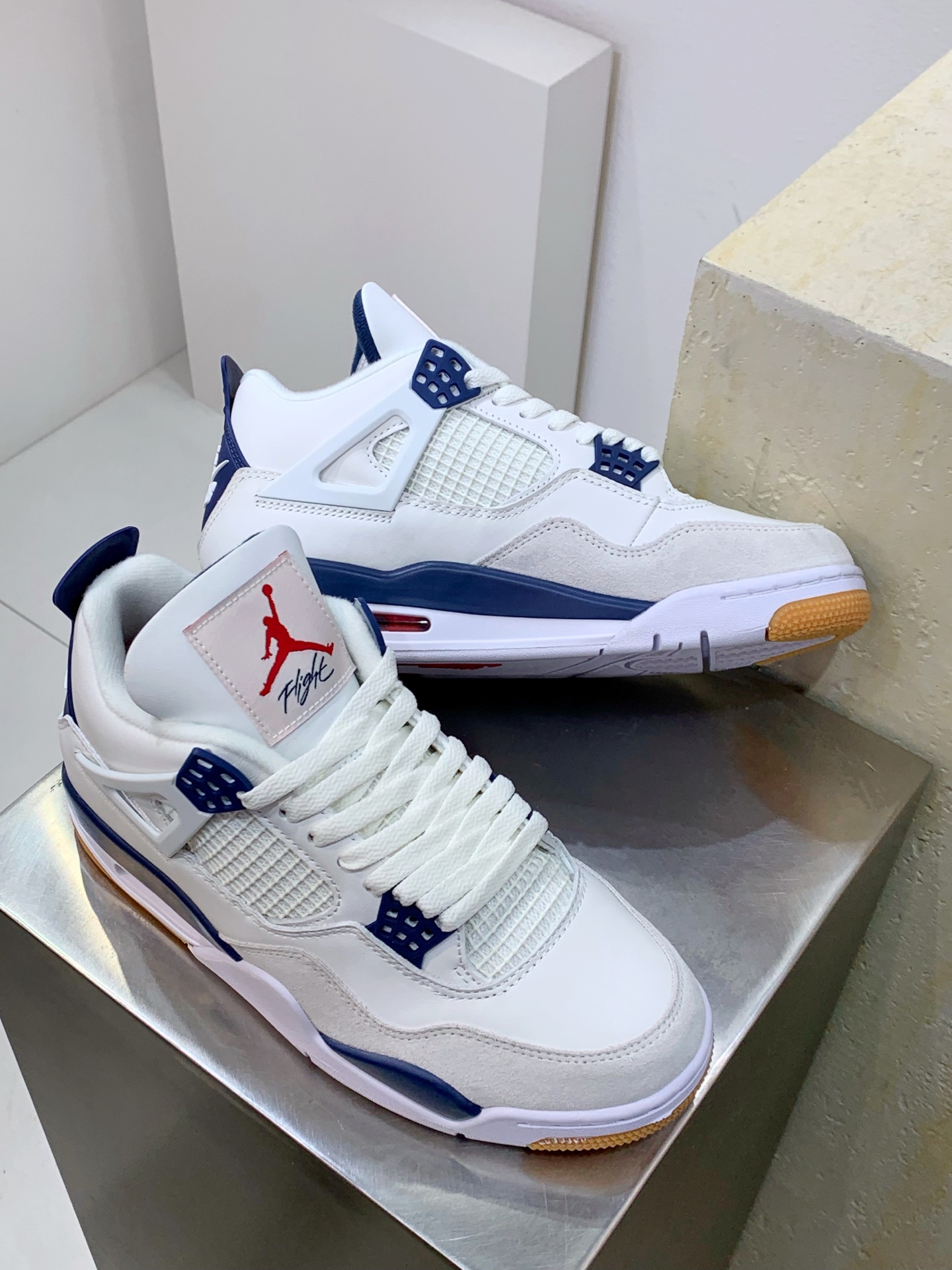 Air Jordan 4 White / Grey detail view 7