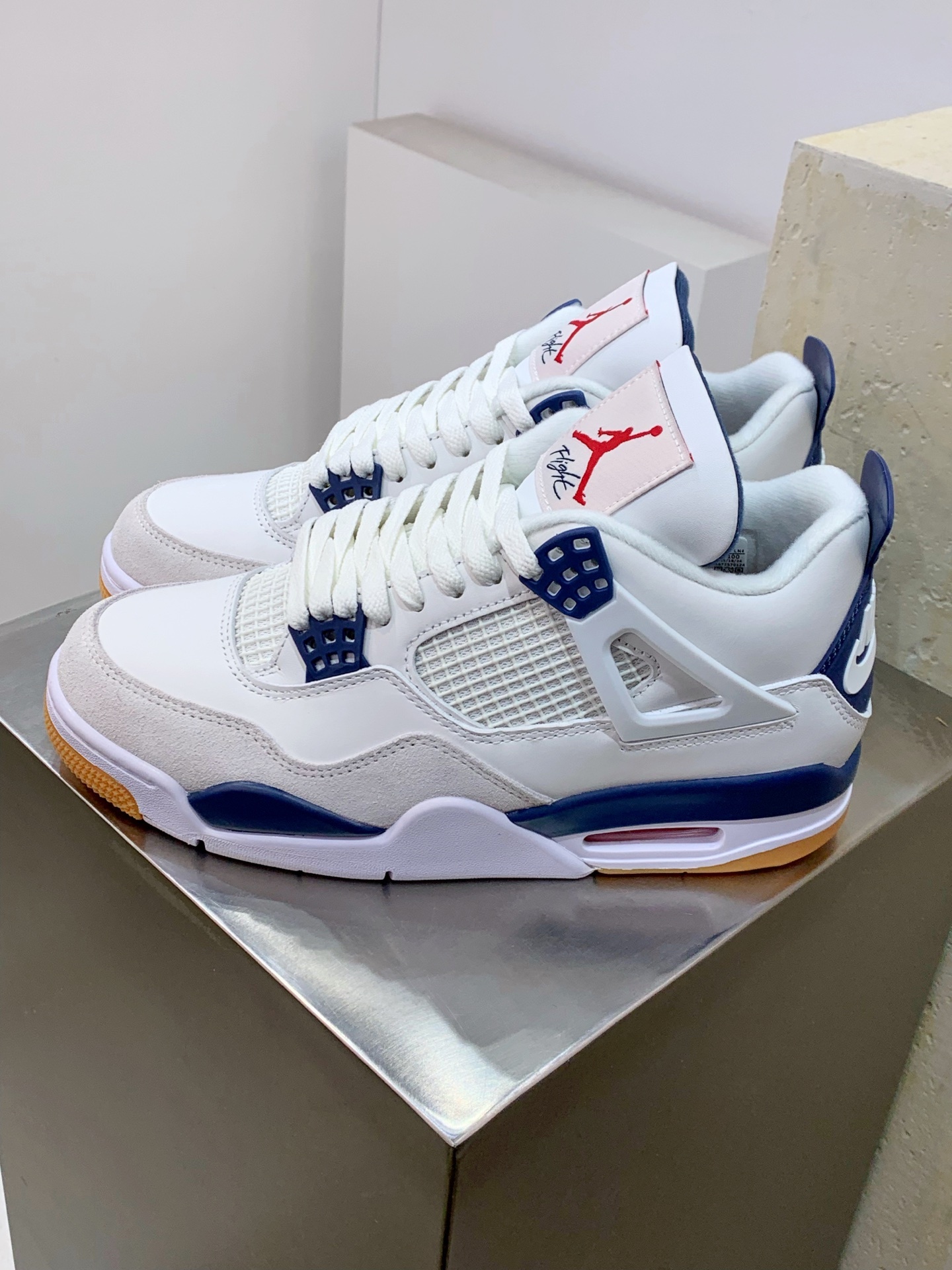 Air Jordan 4 White / Grey detail view 8
