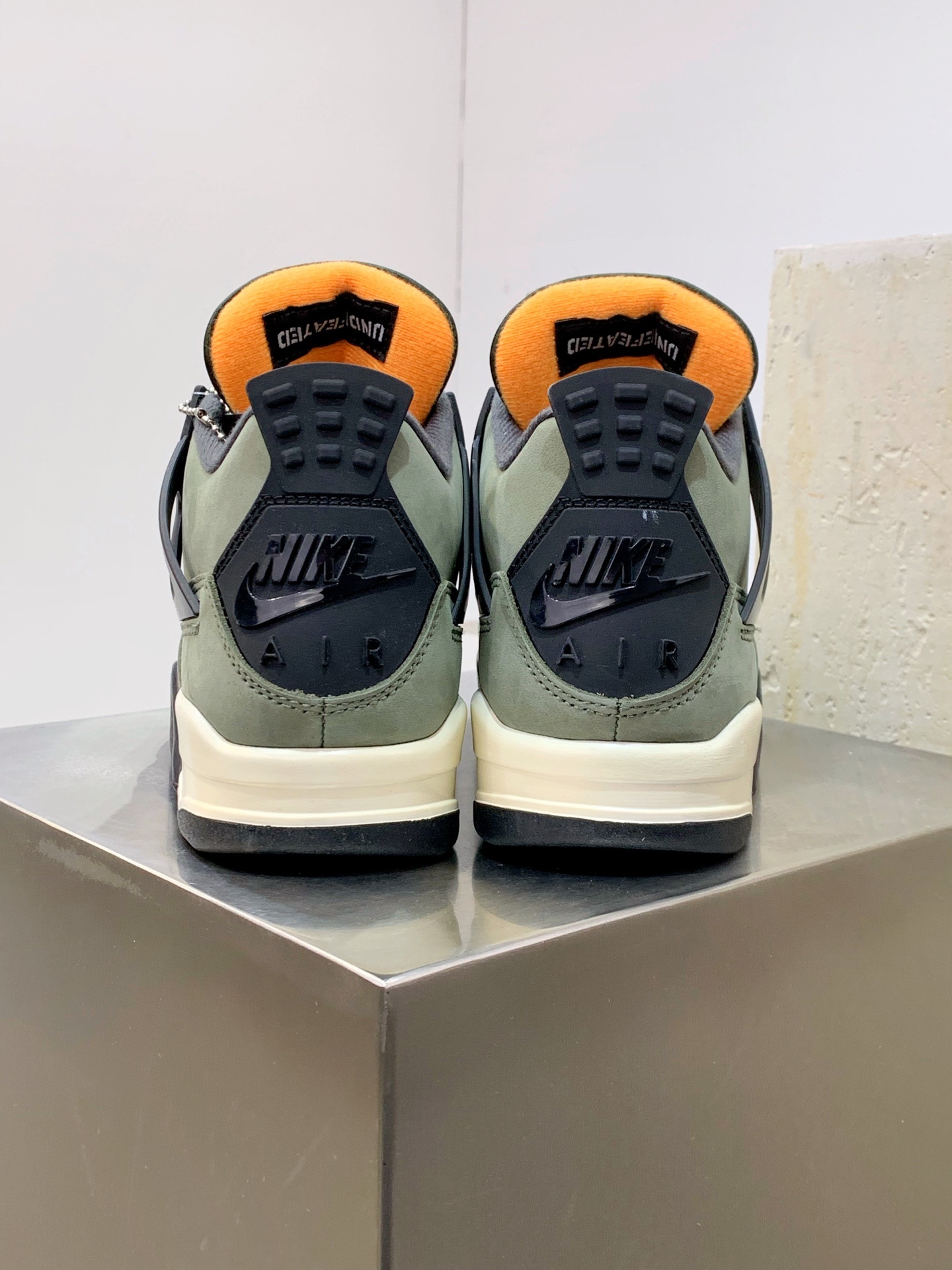Air Jordan 4 White / Grey detail view 3