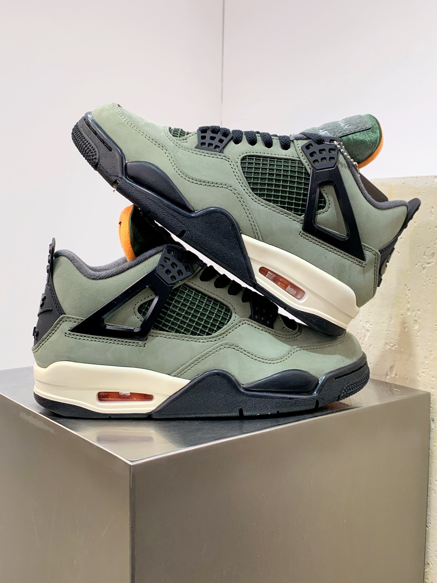 Air Jordan 4 White / Grey detail view 5