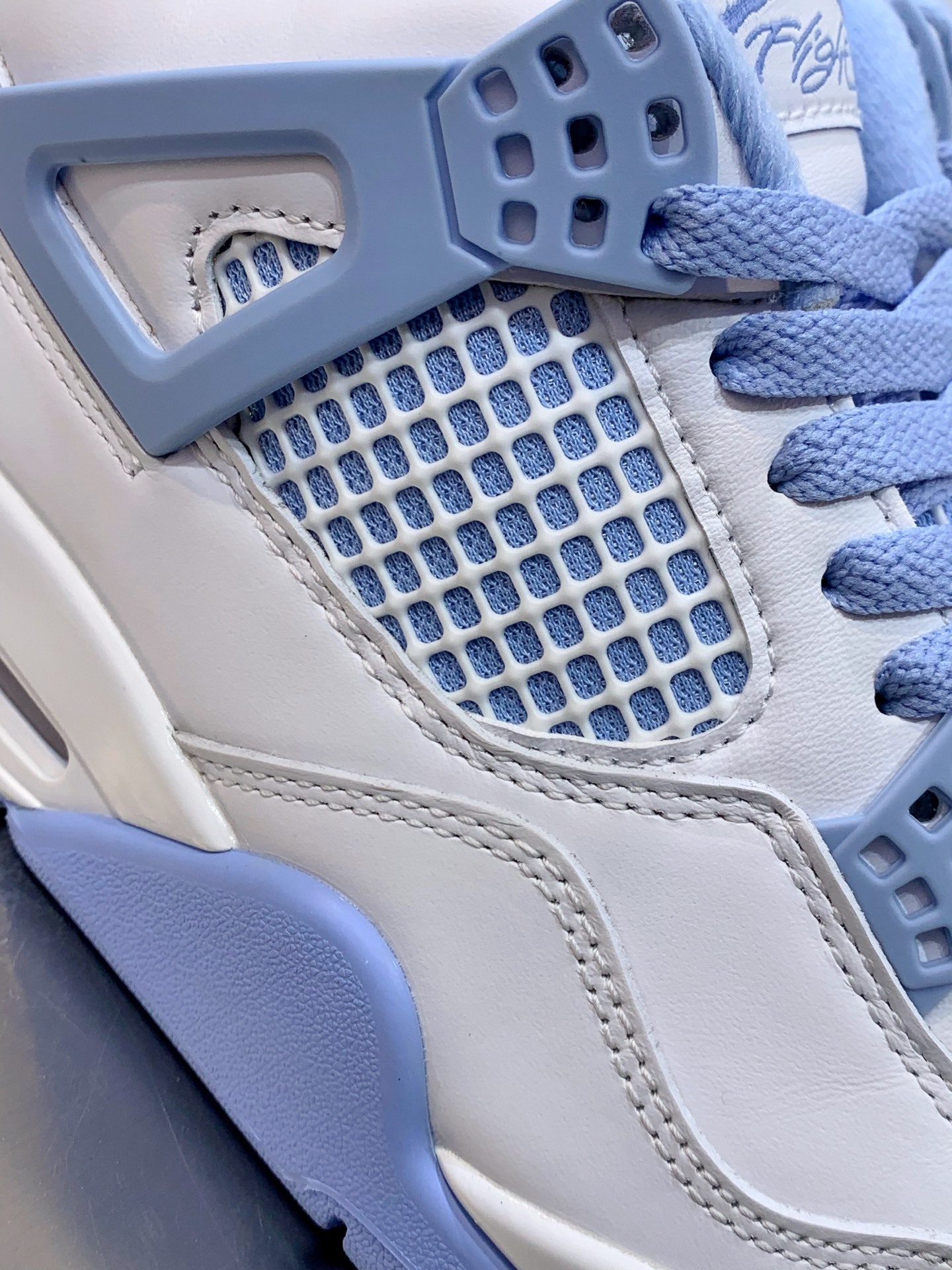 Air Jordan 4 White / Blue detail view 1