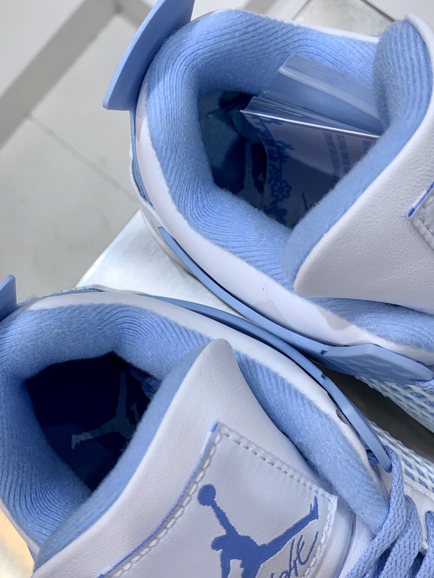 Air Jordan 4 White / Blue detail view 2