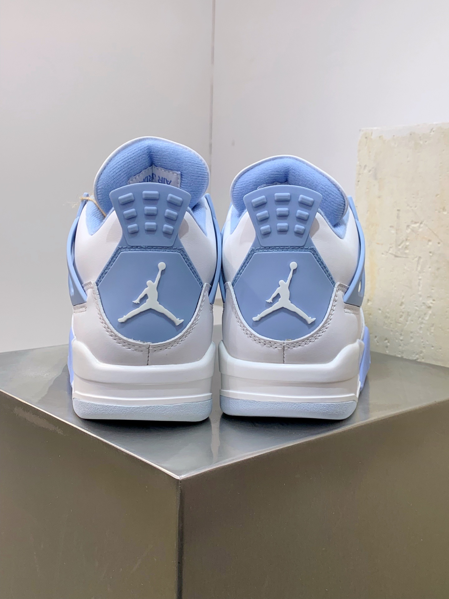 Air Jordan 4 White / Blue detail view 3