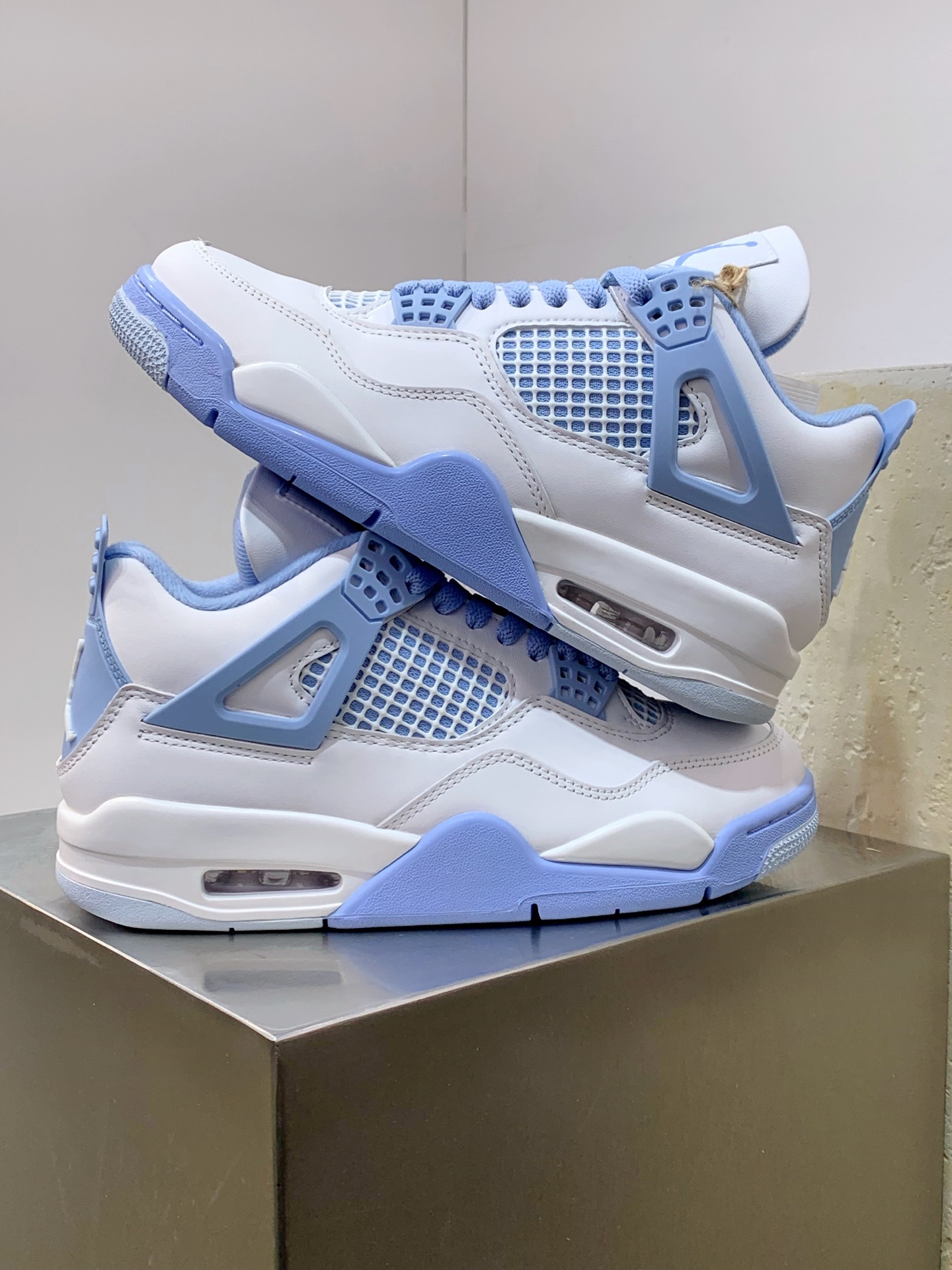 Air Jordan 4 White / Blue detail view 5