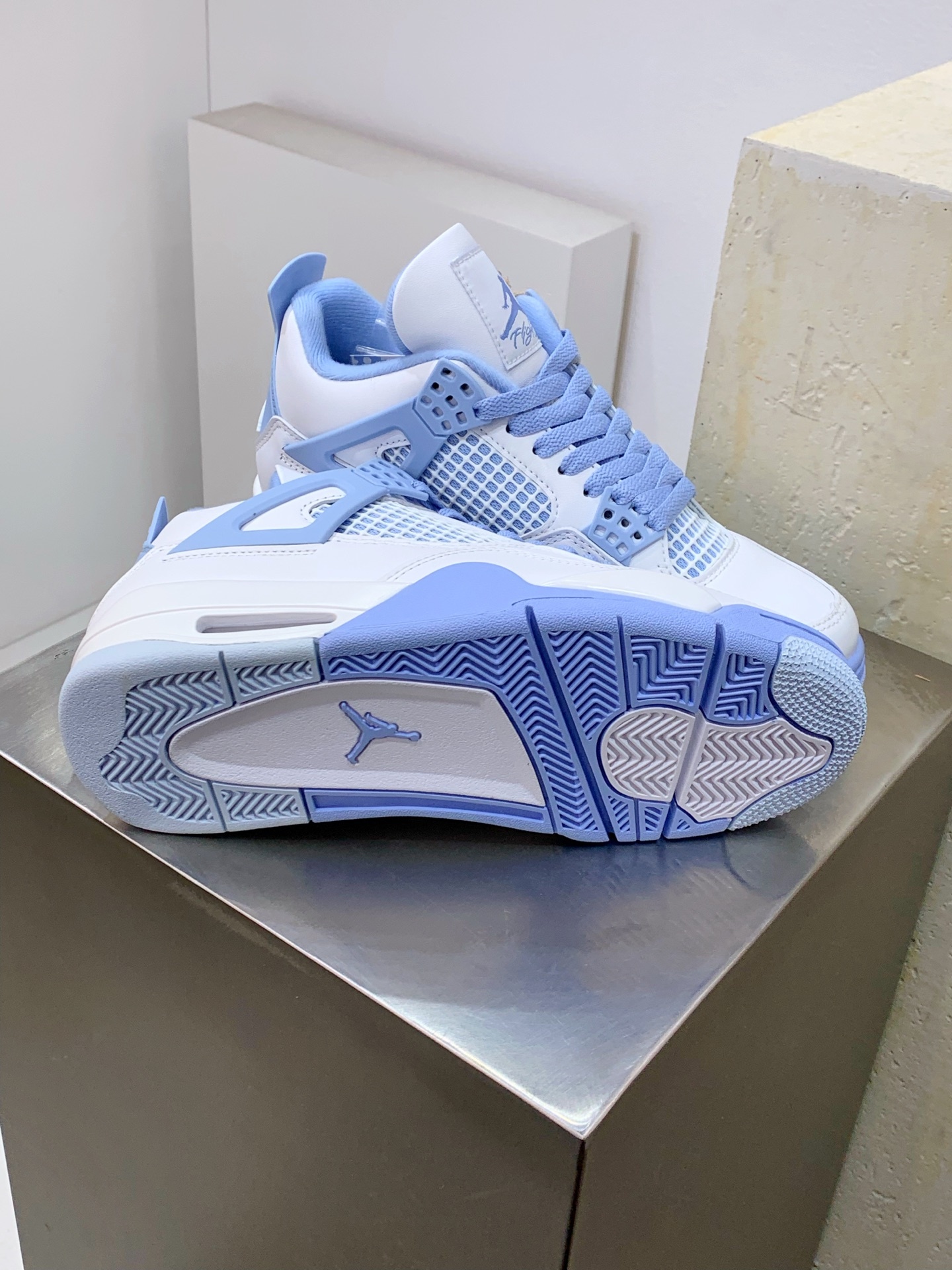 Air Jordan 4 White / Blue detail view 6