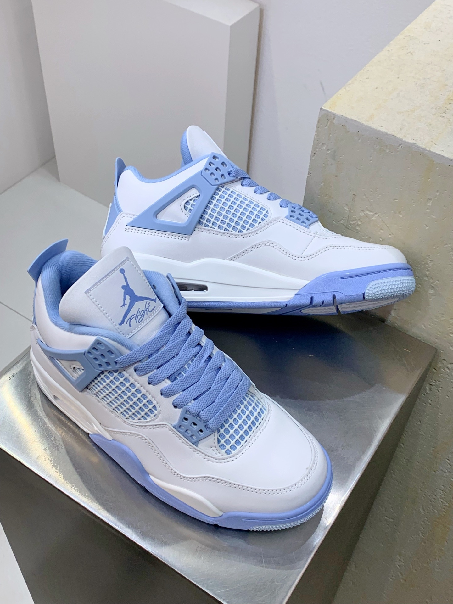 Air Jordan 4 White / Blue detail view 7