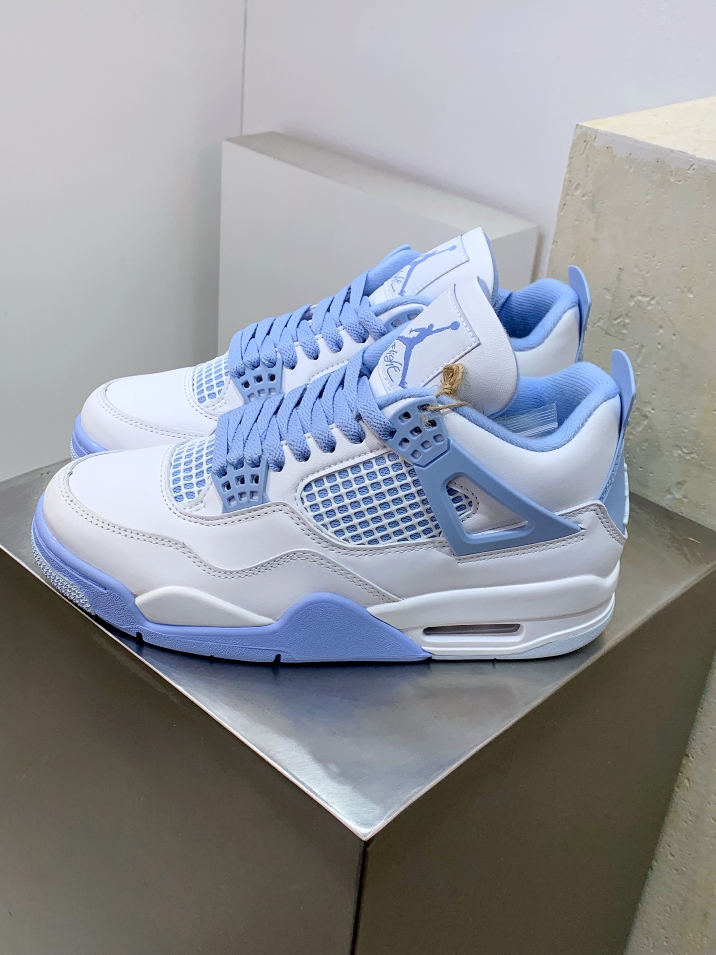 Air Jordan 4 White / Blue detail view 8