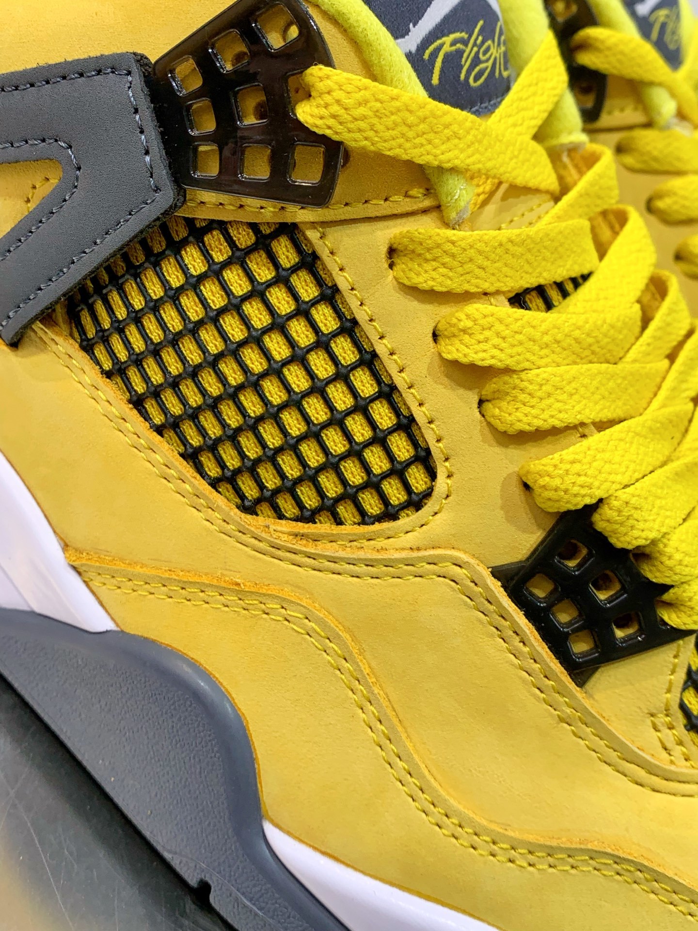 Air Jordan 4 Orange / Grey detail view 1