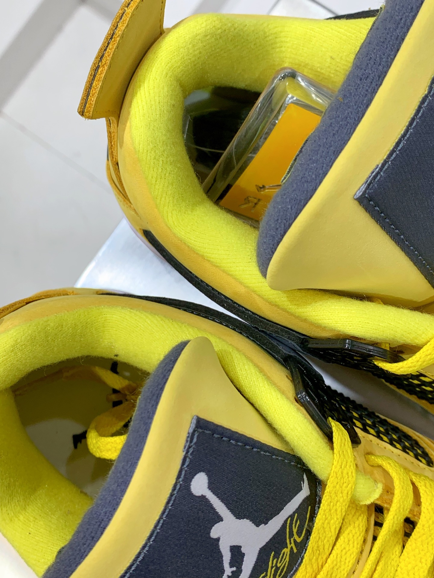 Air Jordan 4 Orange / Grey detail view 2