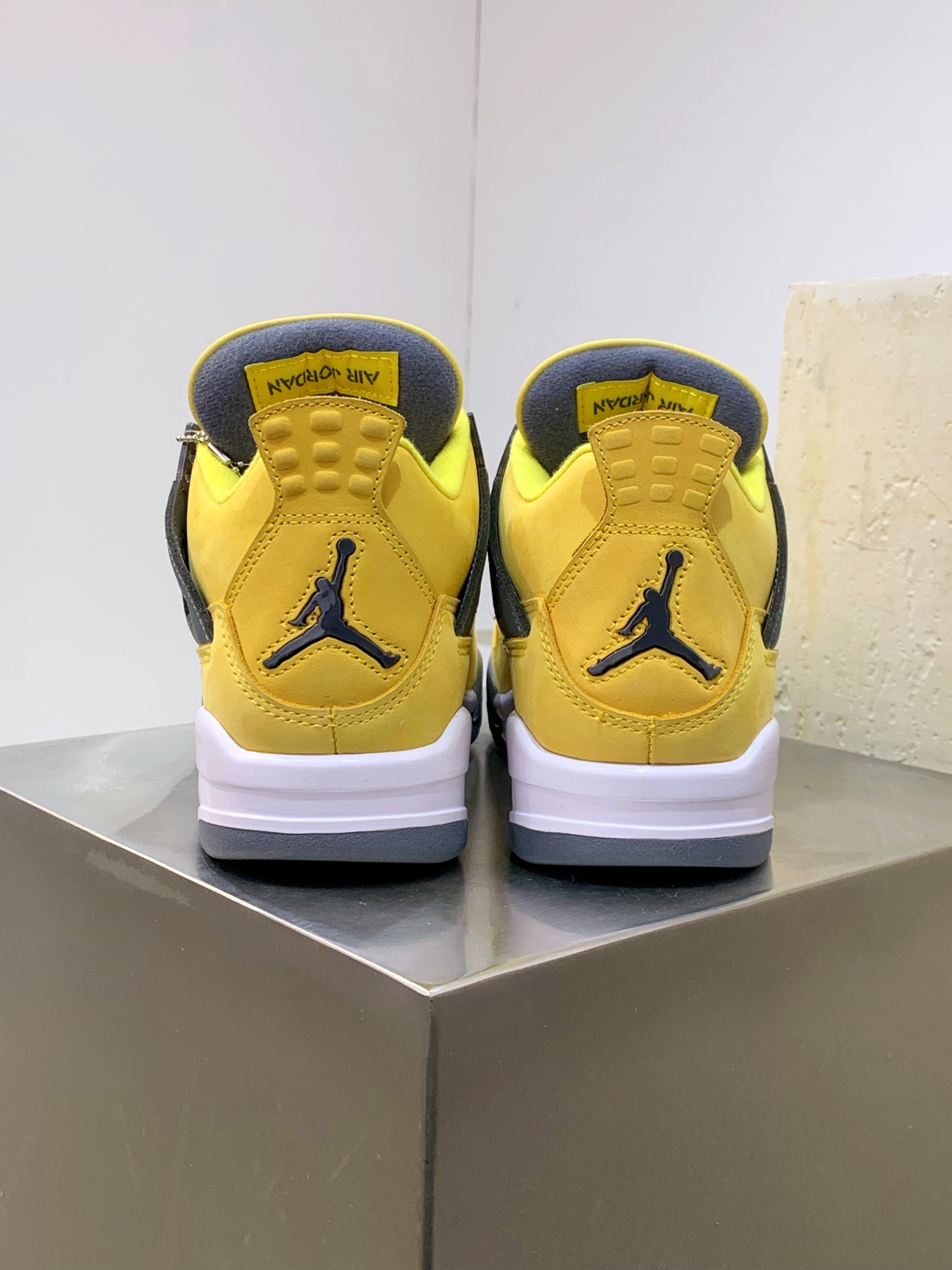 Air Jordan 4 Orange / Grey detail view 3