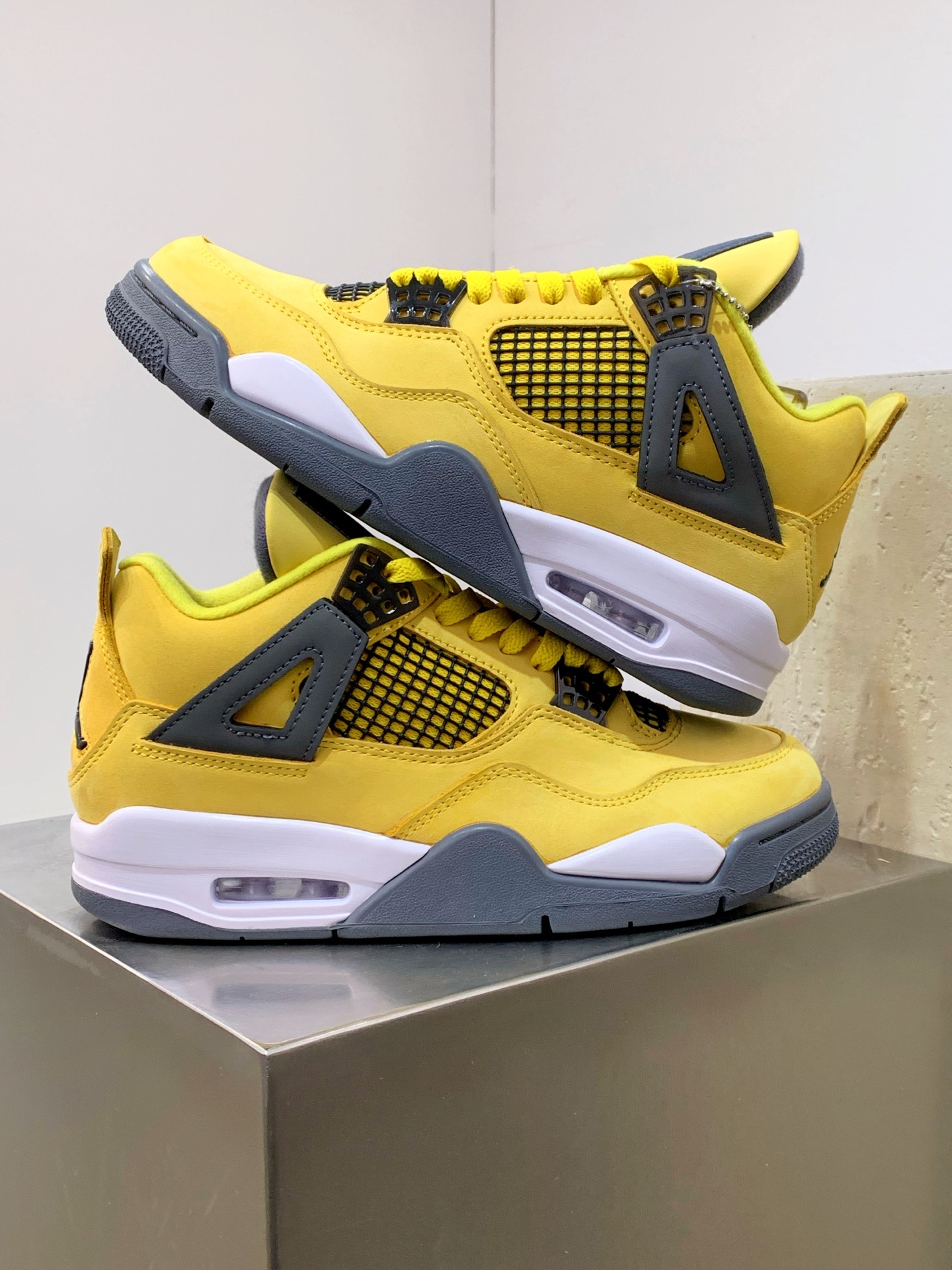 Air Jordan 4 Orange / Grey detail view 5