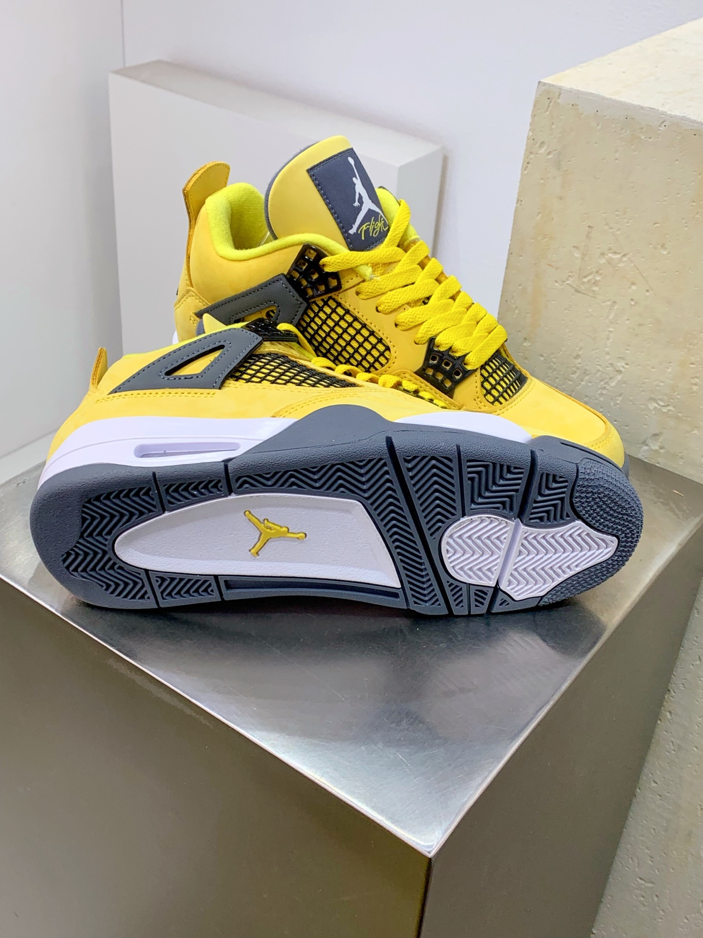 Air Jordan 4 Orange / Grey detail view 6