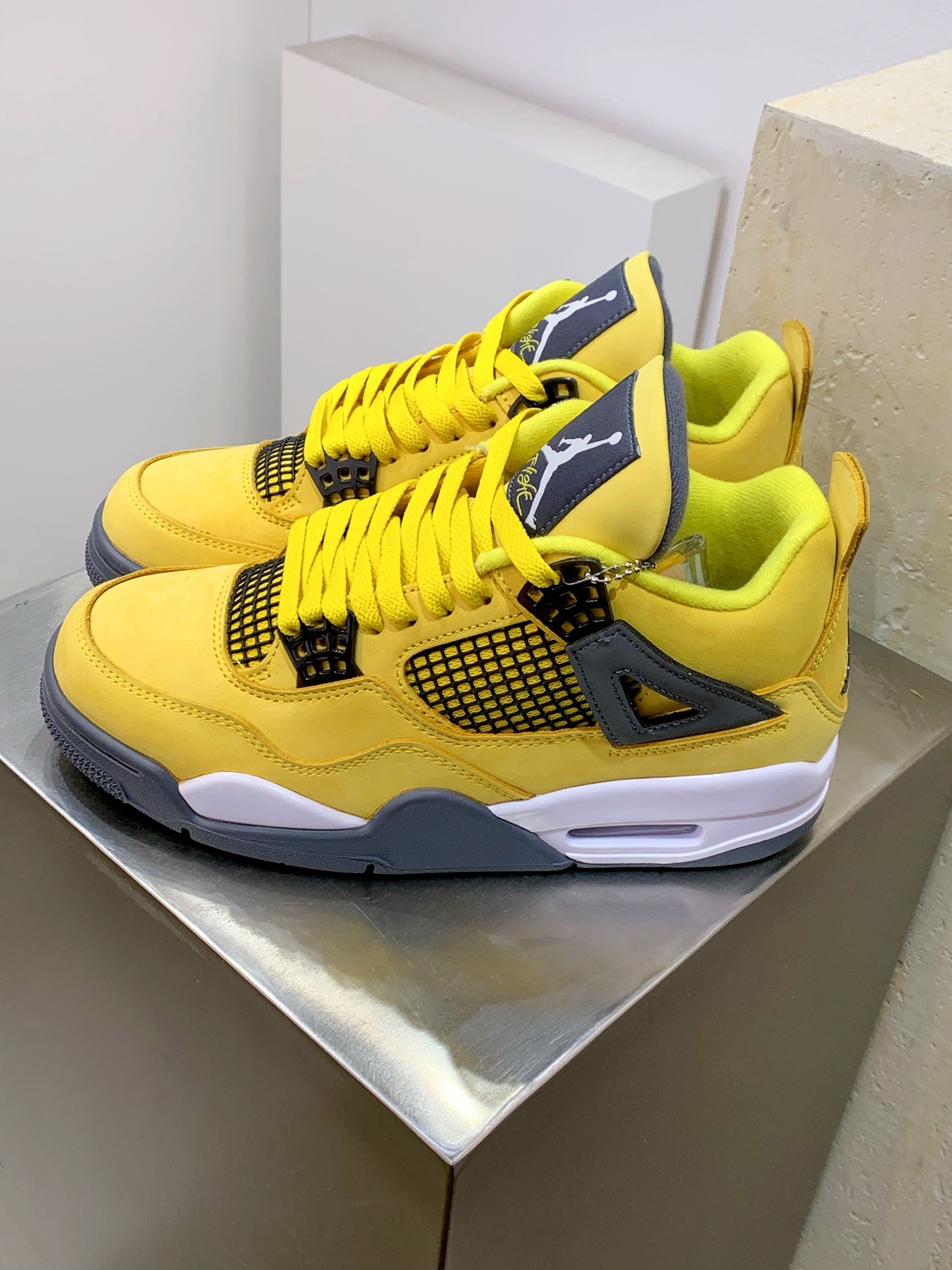 Air Jordan 4 Orange / Grey detail view 8
