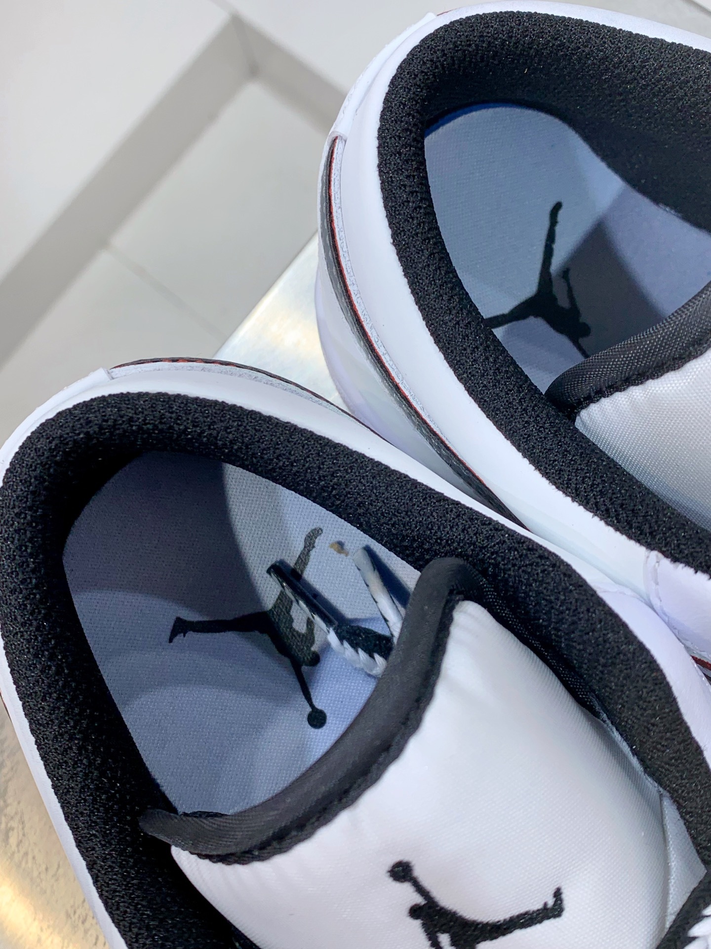 Air Jordan 4 White / Grey detail view 2