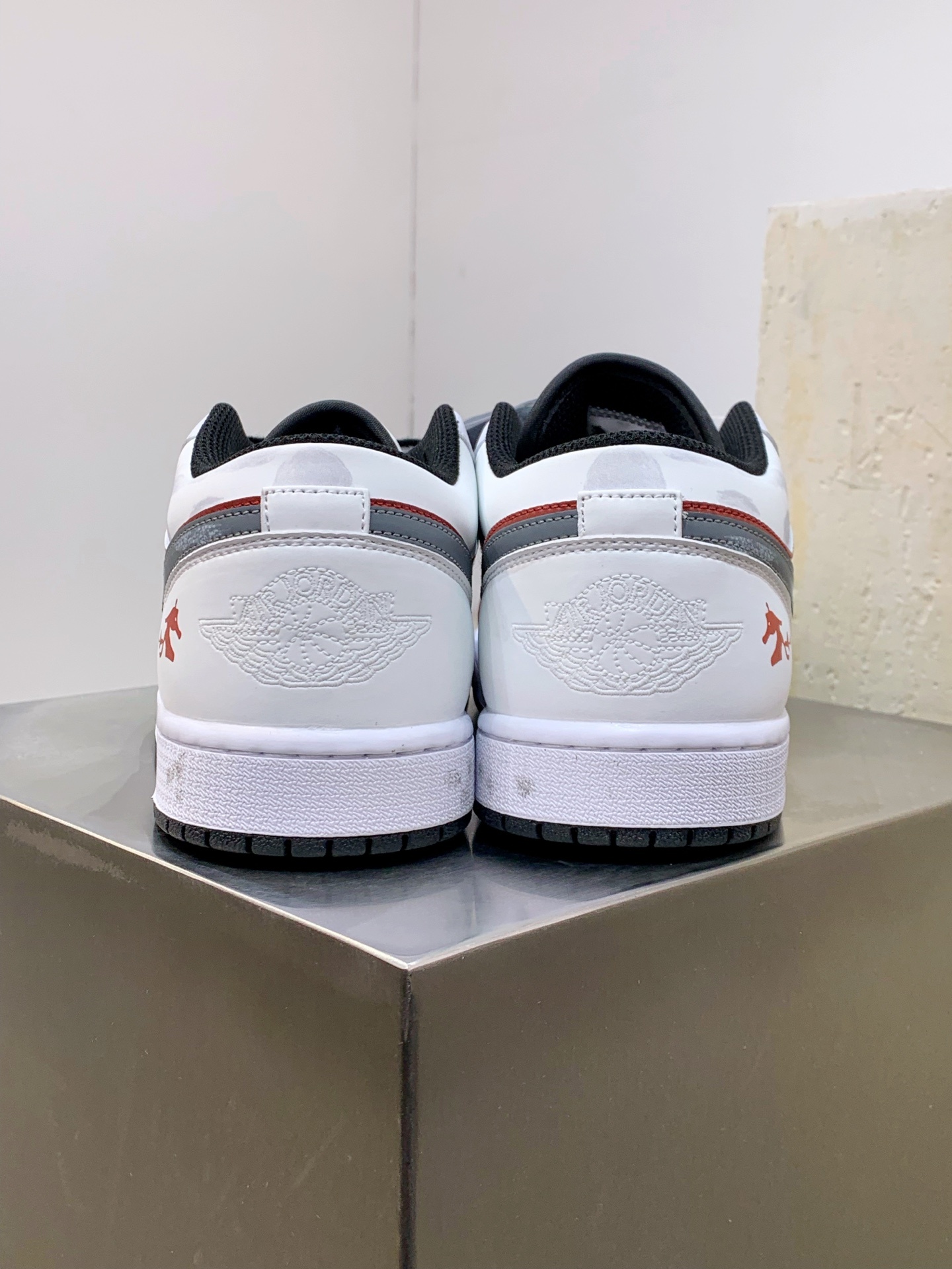 Air Jordan 4 White / Grey detail view 3