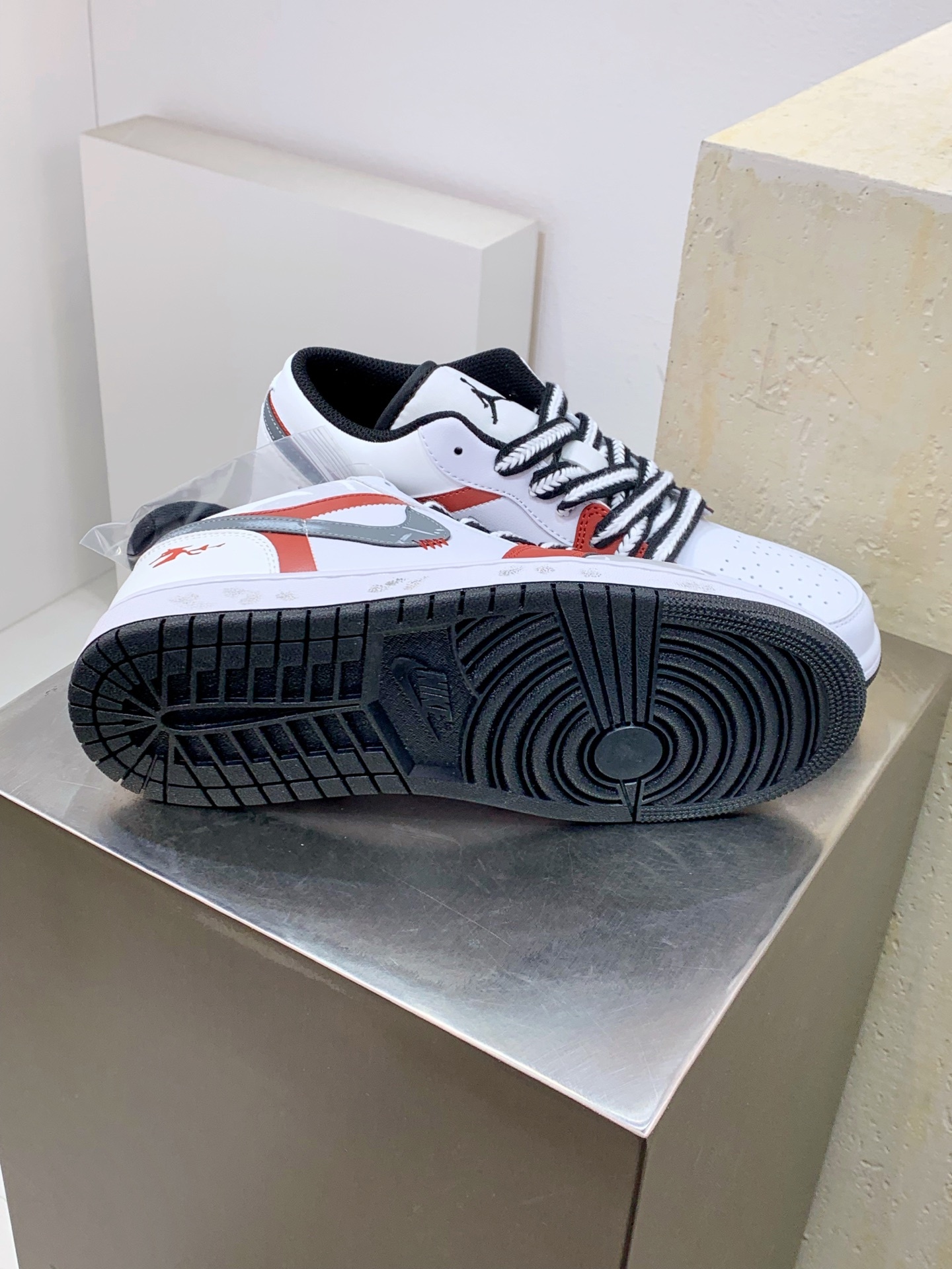 Air Jordan 4 White / Grey detail view 6