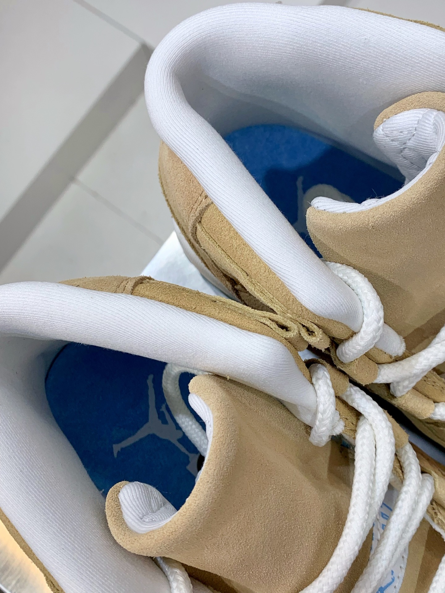 Air Jordan 4 White / Grey detail view 2