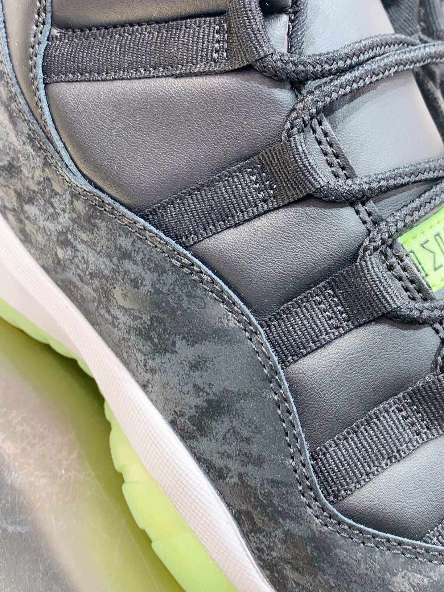 Air Jordan 4 Grey / White detail view 1