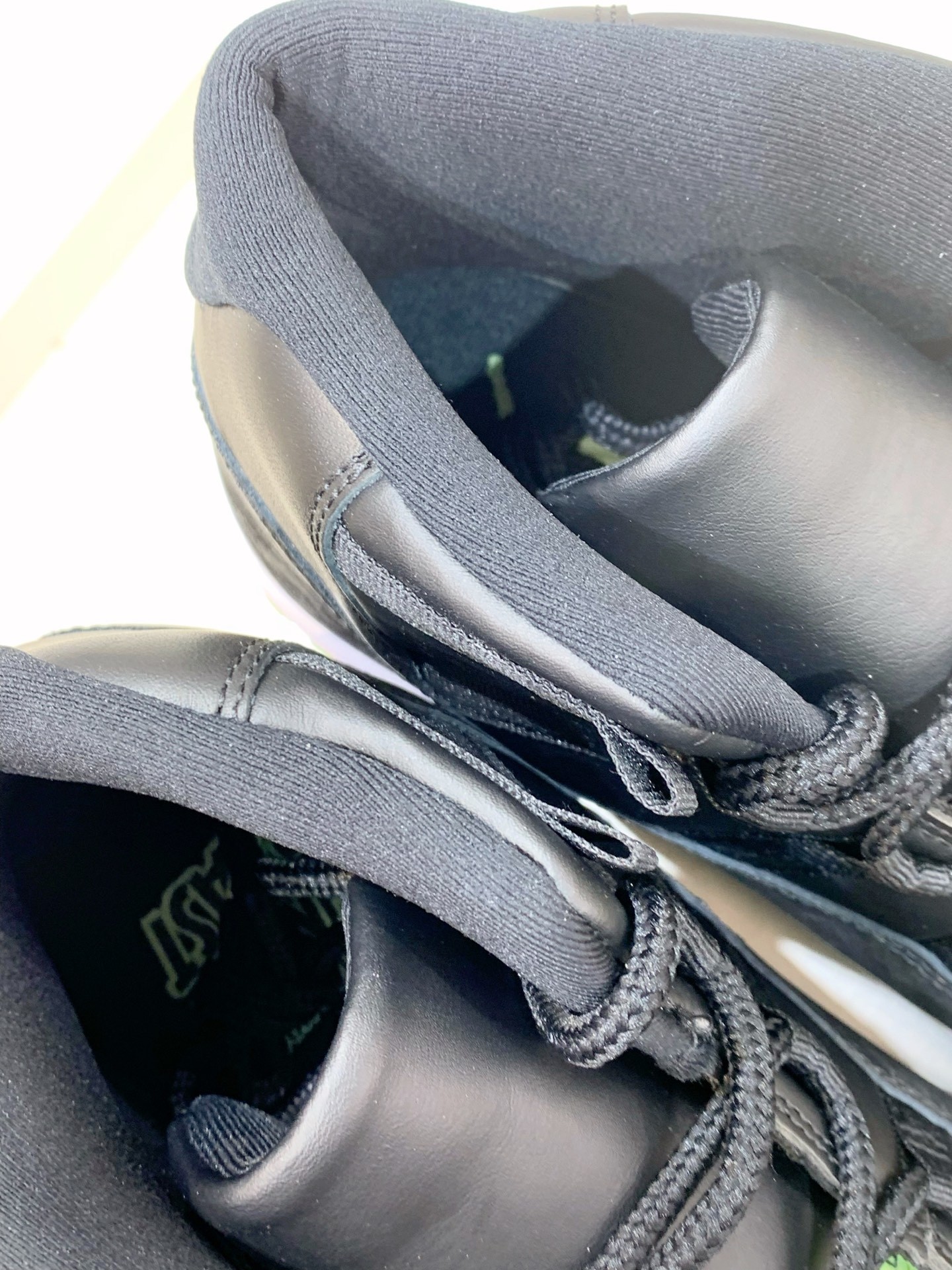 Air Jordan 4 Grey / White detail view 2