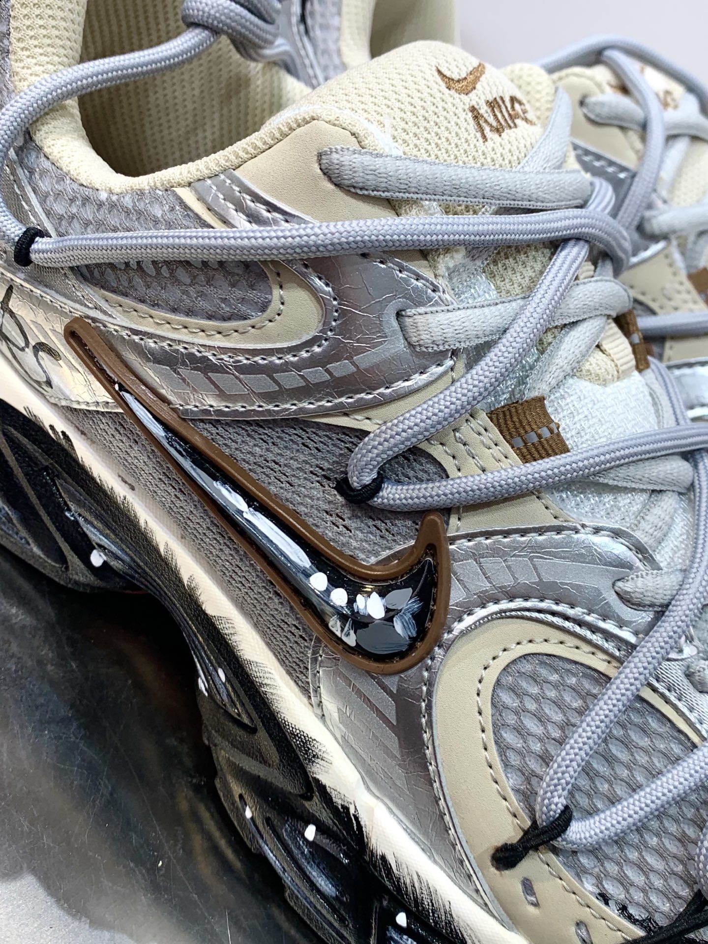 Nike Air Force 1 Low Grey / White detail view 1
