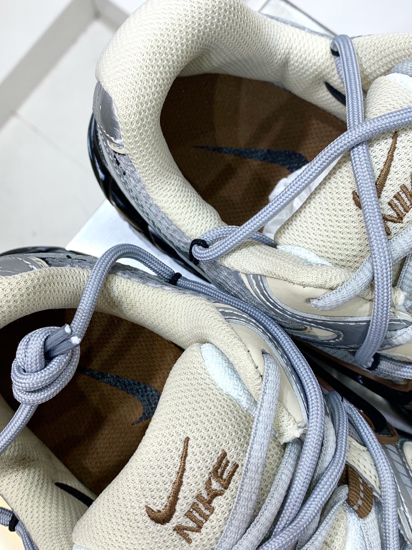 Nike Air Force 1 Low Grey / White detail view 2