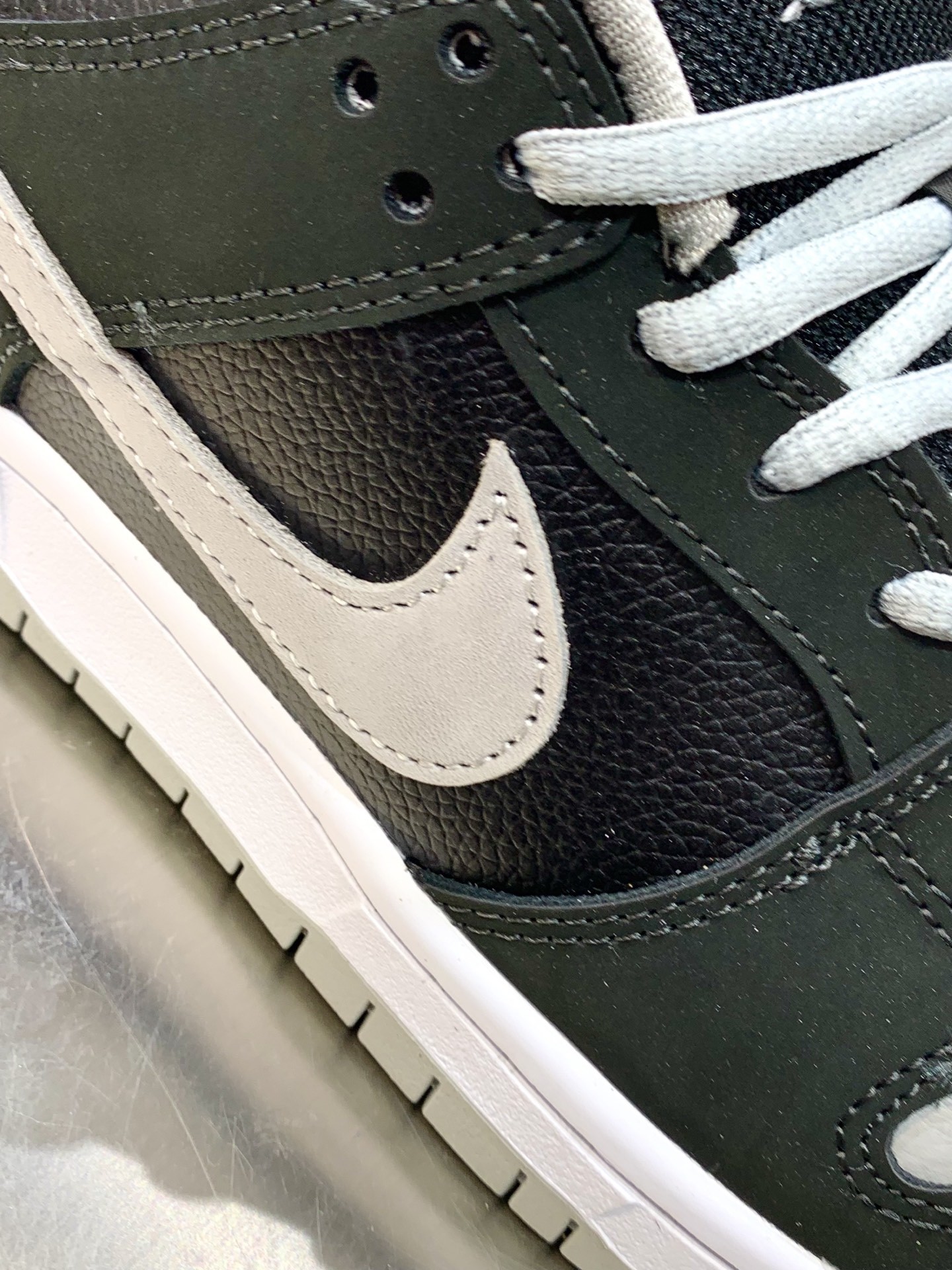 Nike Air Force 1 Low White / Black detail view 1