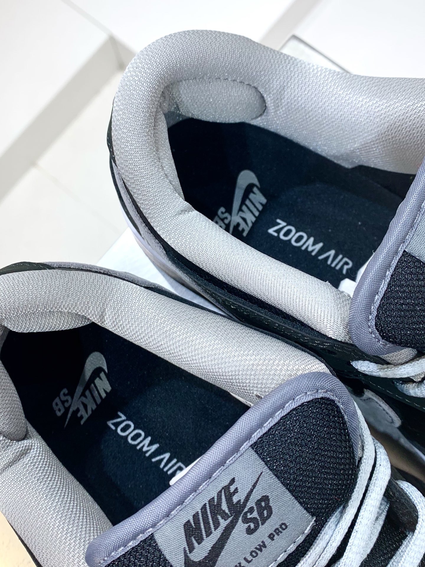 Nike Air Force 1 Low White / Black detail view 2