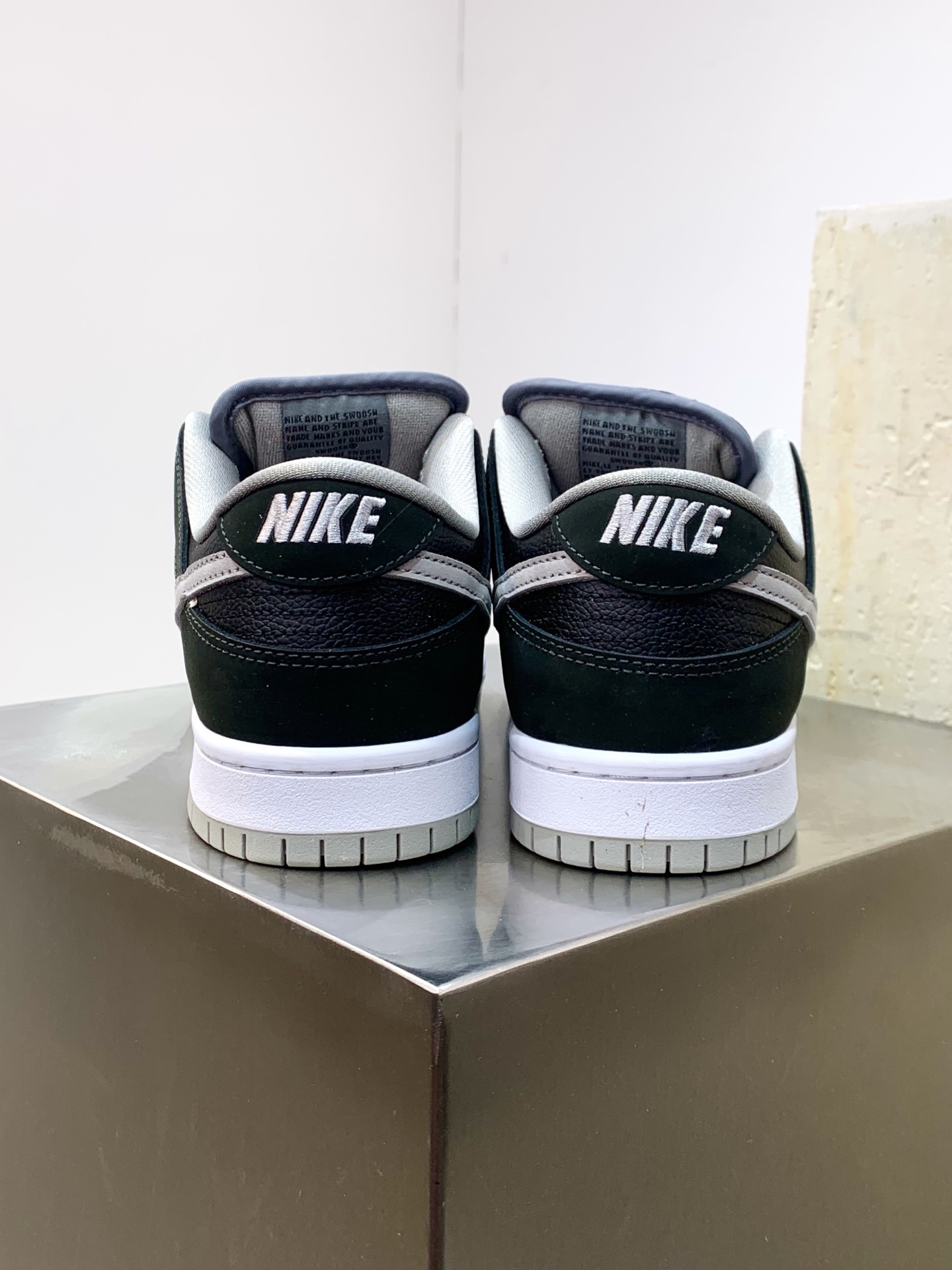 Nike Air Force 1 Low White / Black detail view 3