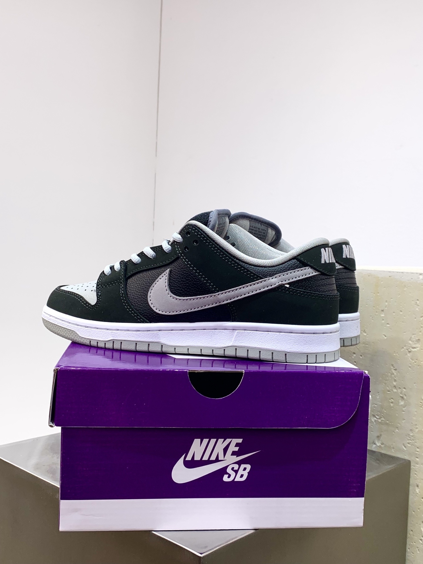 Nike Air Force 1 Low White / Black detail view 4