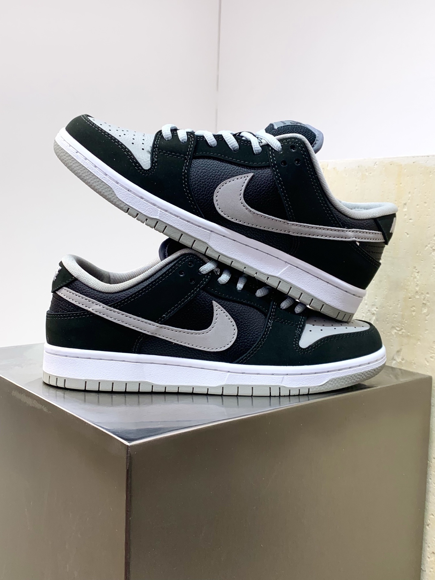 Nike Air Force 1 Low White / Black detail view 5